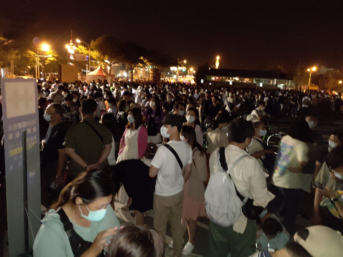 有網友指出，此次國慶煙火堪比跨年煙火的人潮。（翻攝自臉書）