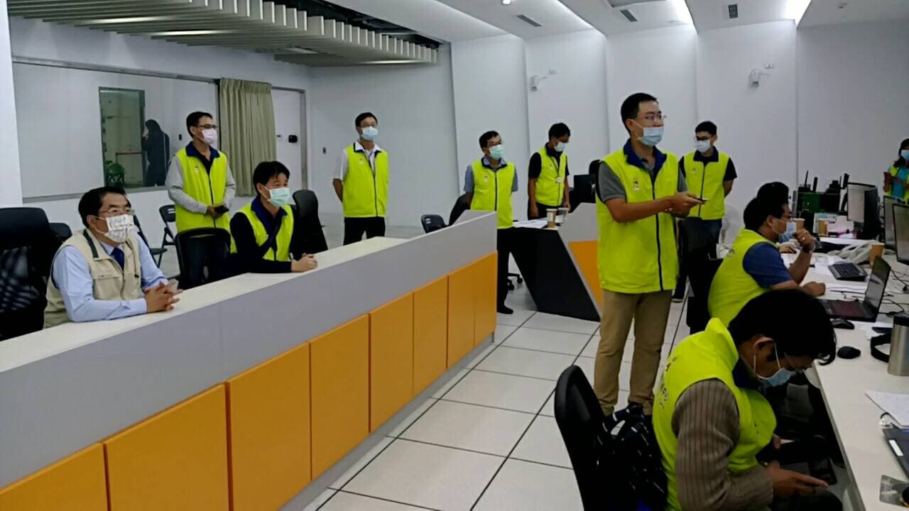 由於安平交通大混亂，黃偉哲進入大台南智慧交通中心，指示全力協助遊客接駁疏散。（翻攝自運轉台南好交通臉書）