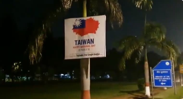 印度獨立記者考爾於推特貼出，中國駐印度大使館附近被貼滿台灣國慶海報。（翻攝自@AdityaRajKaul推特）