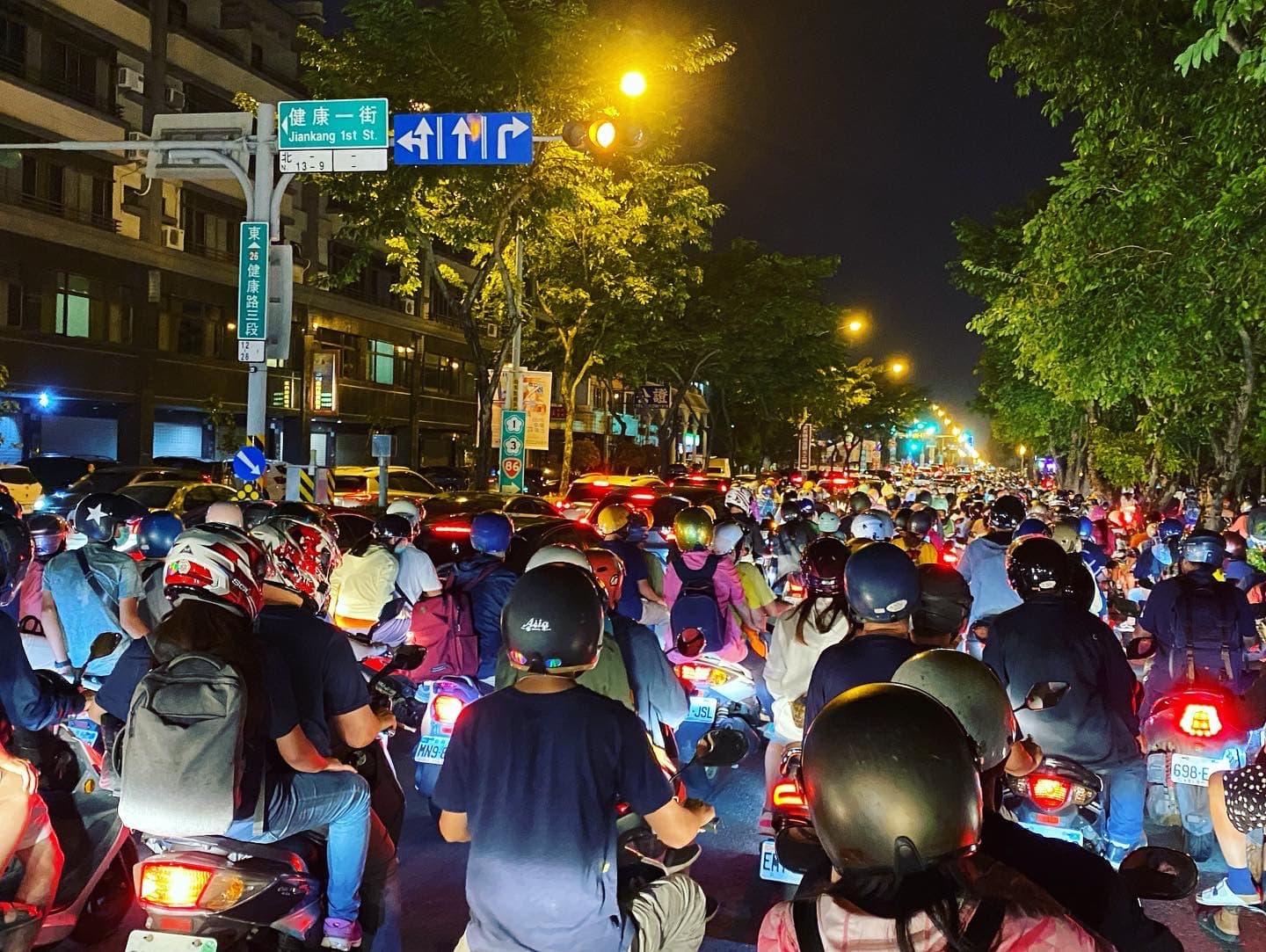 不只接駁車等候站排起長長人龍，機車族也卡在車陣中。
