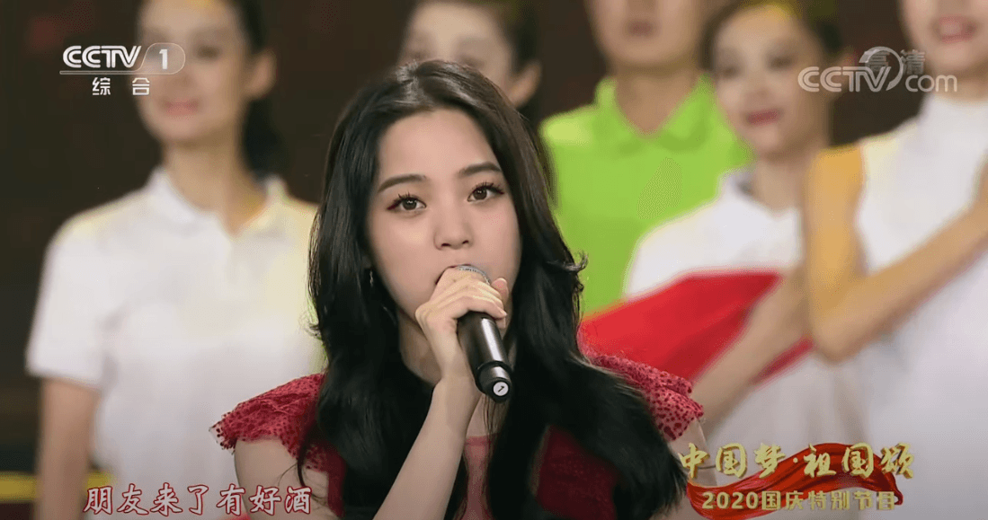 歐陽娜娜在中國十一國慶晚會，獻唱中國愛國歌曲〈我的祖國〉，公開祝賀「祖國」。（翻攝自中國央視YouTube頻道） ★《鏡週刊》關心您：未滿18歲禁止飲酒，飲酒過量害人害己，酒後不開車，安全有保障。