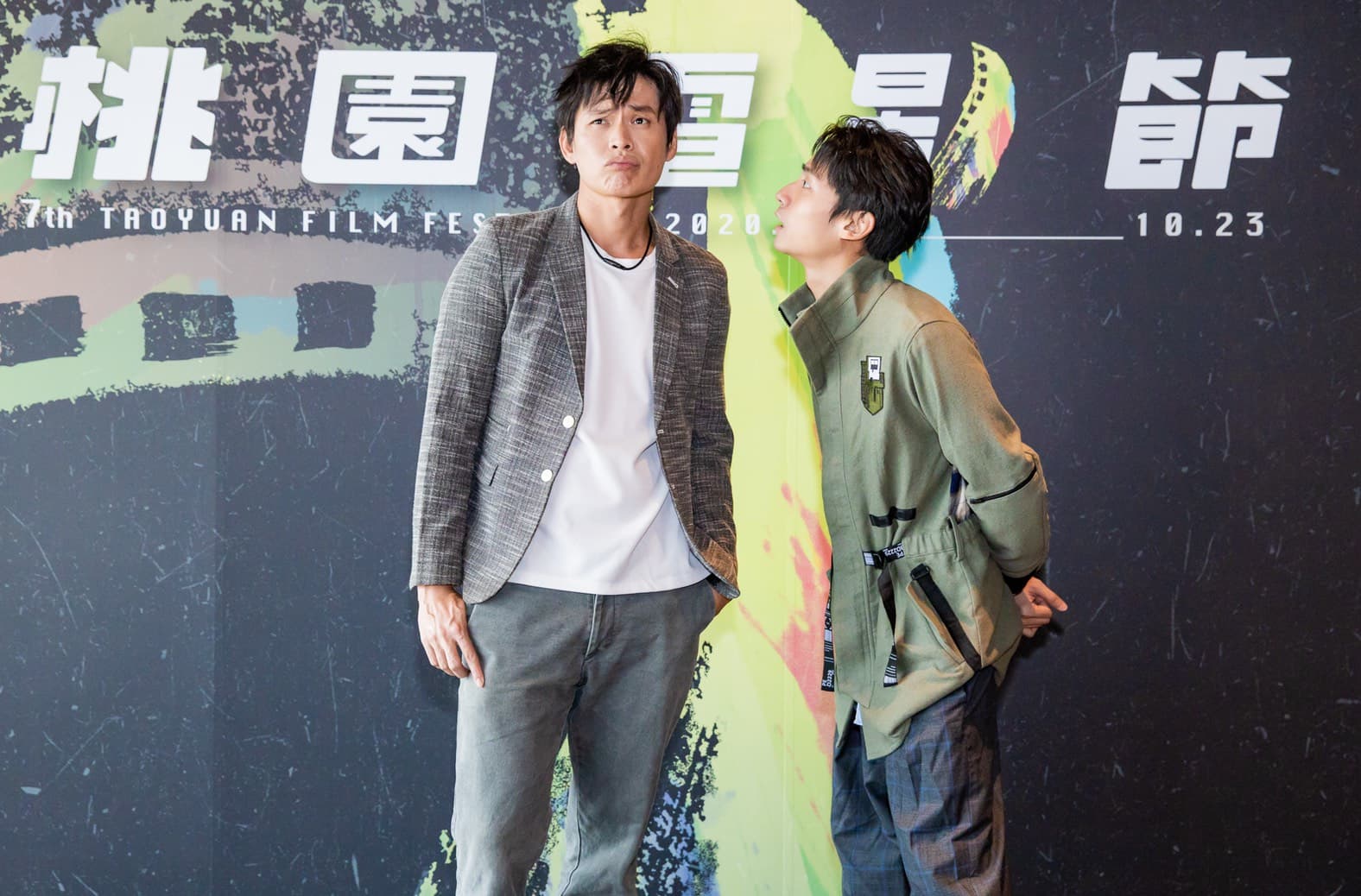 黃鐙輝（左）、大鶴（右）在《陽光電台不打烊》飾演歡喜冤家，兩人有一場「親密」吵架戲，面對面距離僅5公分，大鶴深怕把病毒傳染給黃鐙輝。（桃園電影節提供）