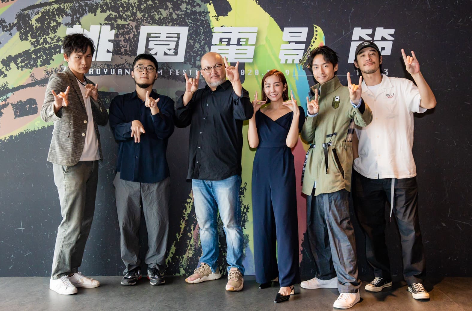 黃鐙輝（左起）、導演洪子鵬、劉亮佐、林雨葶、大鶴、黃騰浩出席桃園電影節首映，為《陽光電台不打烊》宣傳。（桃園電影節提供）