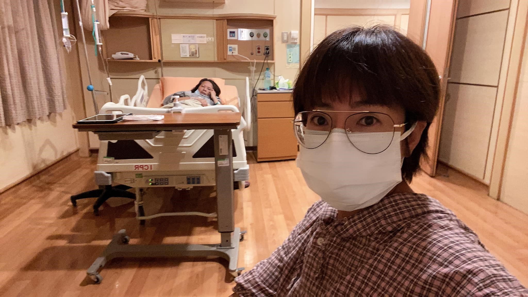 錦雯（前）透露，母親掛急診時腹部已經積水，幾近腹膜炎。（翻攝自錦雯臉書）