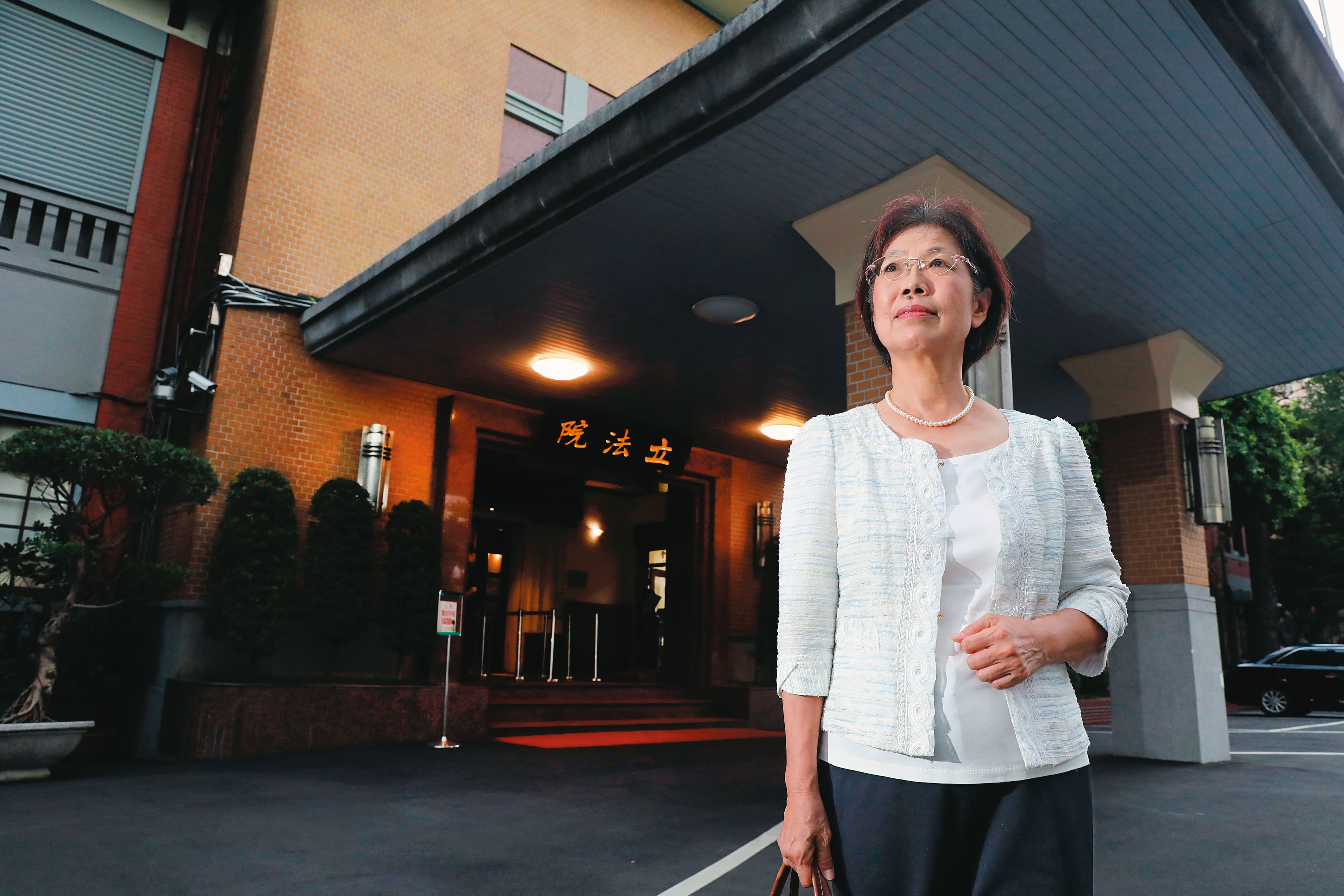 尤美女今年7月獲頒法國國家騎士勳章，讚揚她立委任內對性別平權、人權的堅持，改革路途漫長艱辛又孤獨，她始終樂觀面對。