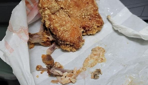 女網友在炸物店買了1份雞排,沒想到咬下瞬間卻噴出滿滿「蟑螂騷味」。(翻攝自爆怨公社)