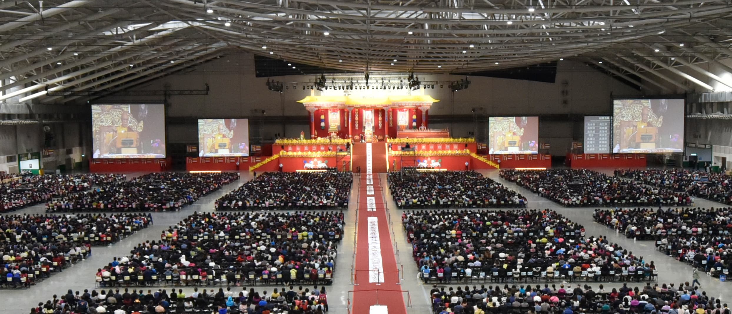 今年是仁欽多吉仁波切第16次舉辦「阿彌陀佛無遮大超度法會」，全球兩萬餘信眾參加，為當今藏傳佛教規模最大的法會，史上罕見。（讀者提供）