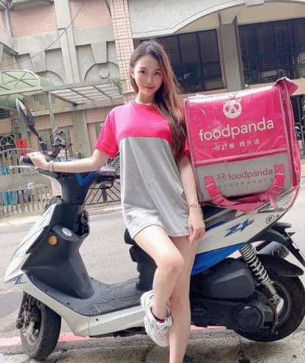 外送員其實是JKF女郎「Michelle雪兒」，在網路擁有高人氣。（翻攝自雪兒IG）