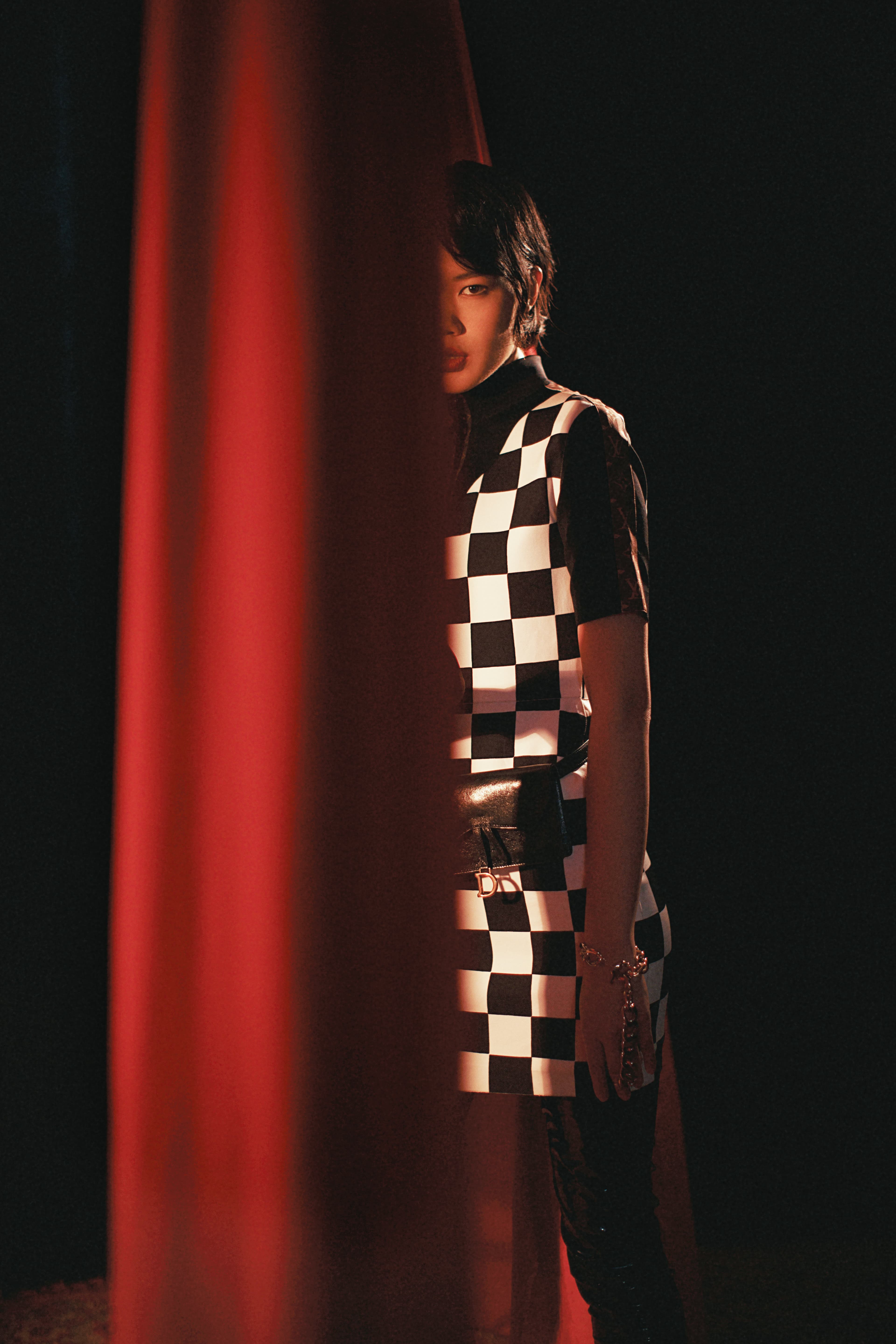 Damier技術性針織高領連身裙NT$95,500 by LOUIS VUITTON；Saddle黑色裂紋仿舊小羊皮馬鞍方形腰包NT$38,000 by DIOR；手鍊（原為項鍊）  價格店洽 by SAINT LAURENT