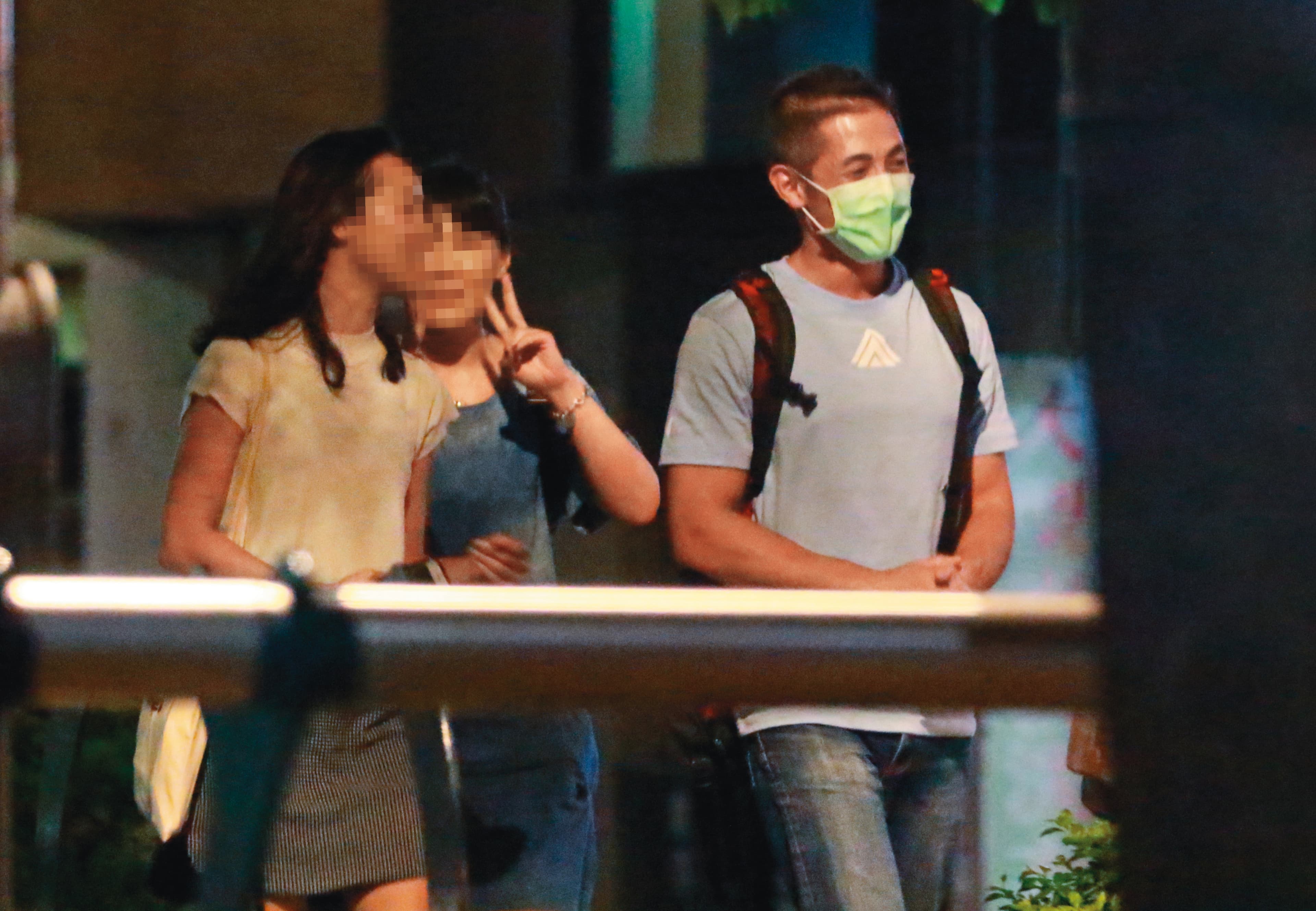 9/3  00:24  吳怡農（右）用完餐後，與女友（左）及其他男女路上漫步，看來情緒高昂。