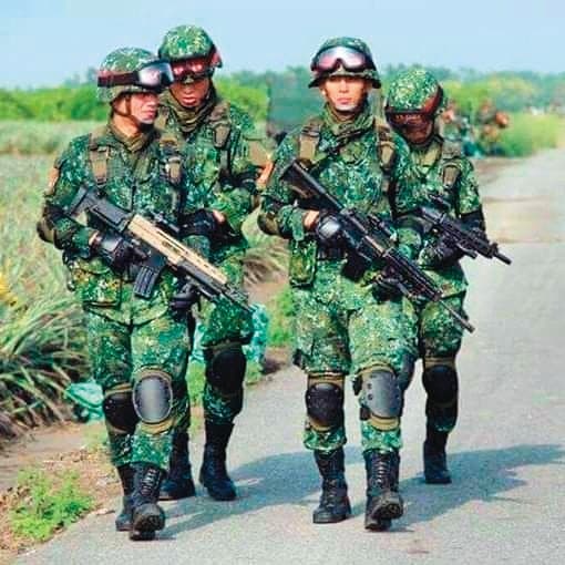 吳怡農（前排右）曾經到陸軍特戰部隊服役，而有「特戰男神」的響亮封號。（翻攝自吳怡農臉書）