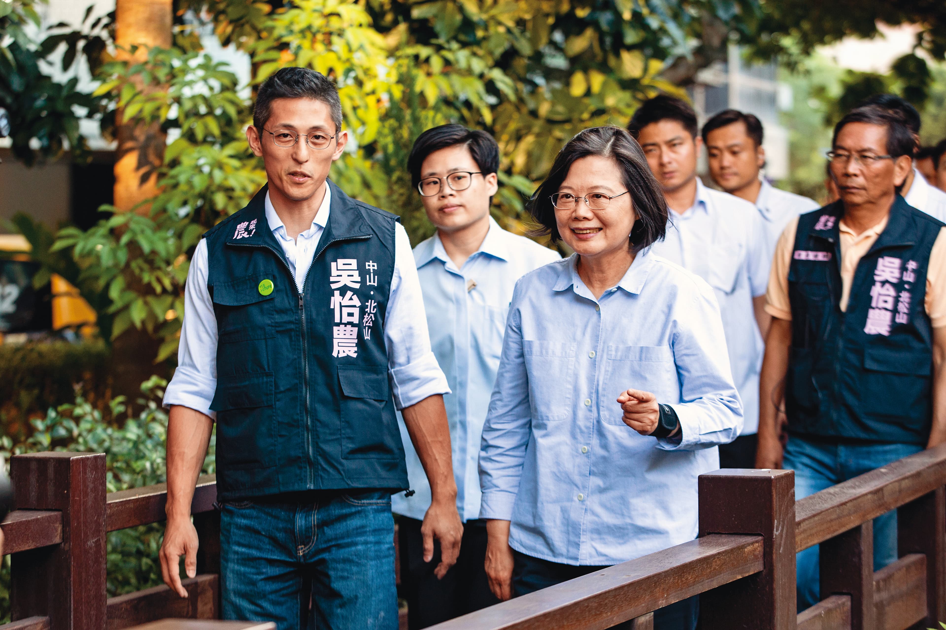 身為偶像級的政治人物，吳怡農（左）除了頗受民進黨內重視，民間對於他參選台北市長的呼聲也不算小。右為總統蔡英文。
