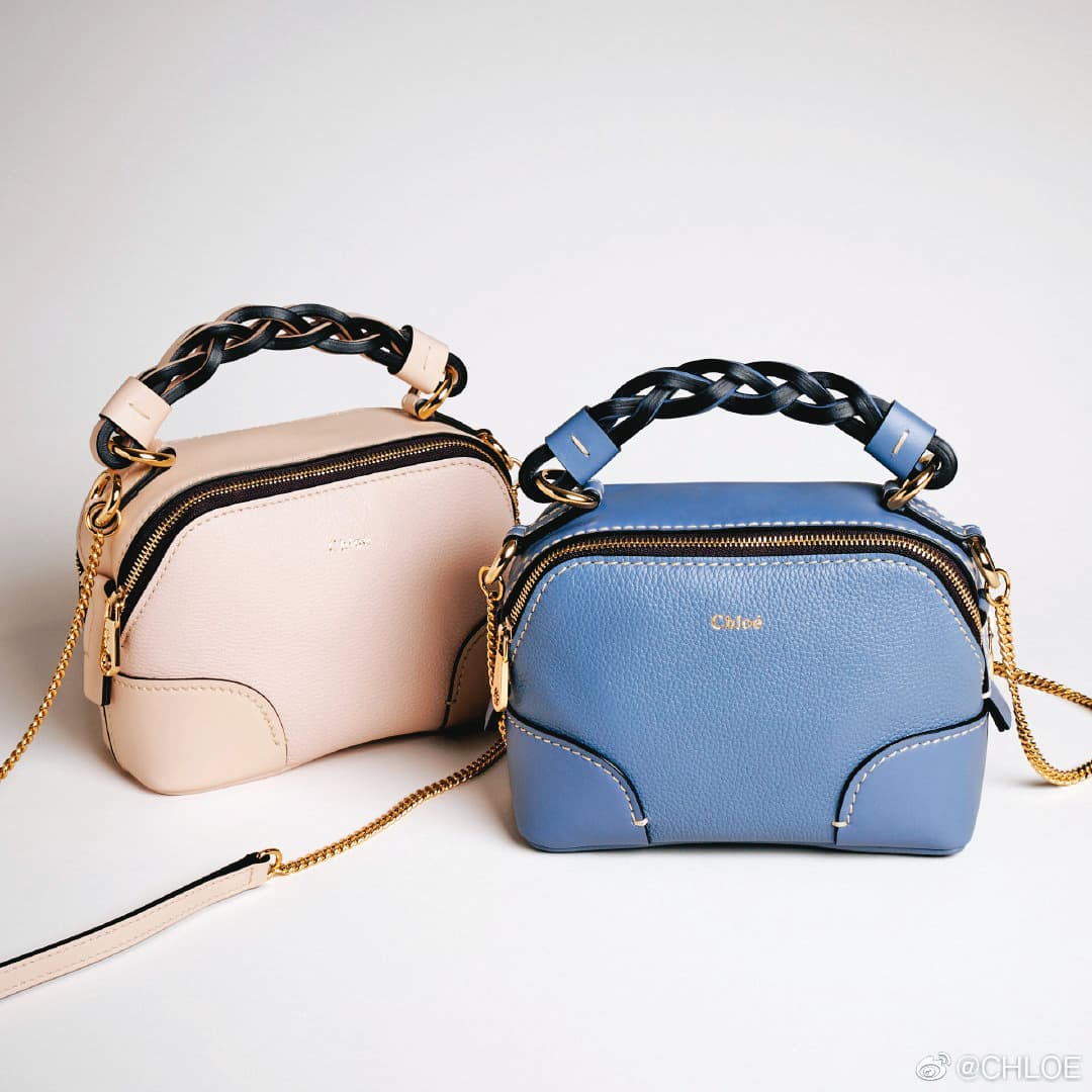 Mini Daria粉色、米白色與藍色迷你肩背手提兩用包。NT$47,300。（Chloé提供）