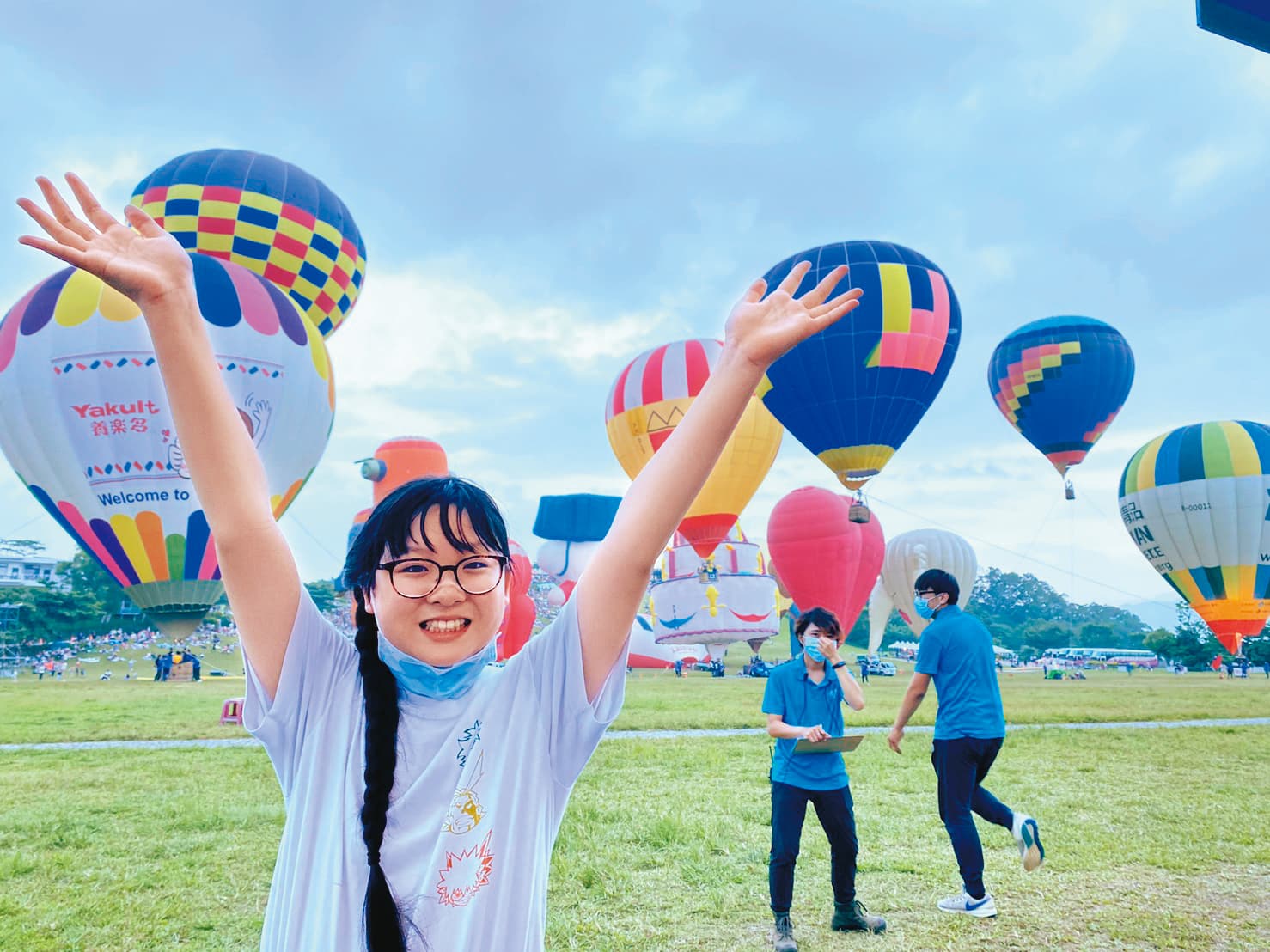↓妞妞是知名的小學生YouTuber，由父母在背後發想題材、剪輯，時常在網路分享吃喝玩樂的趣事。（妞爸提供）