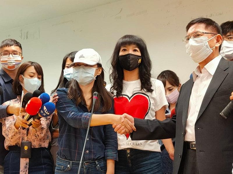 雙方經過2個小時的調解「達成和解」，在鏡頭前握手言和。（翻攝自新北勞動雲網站）