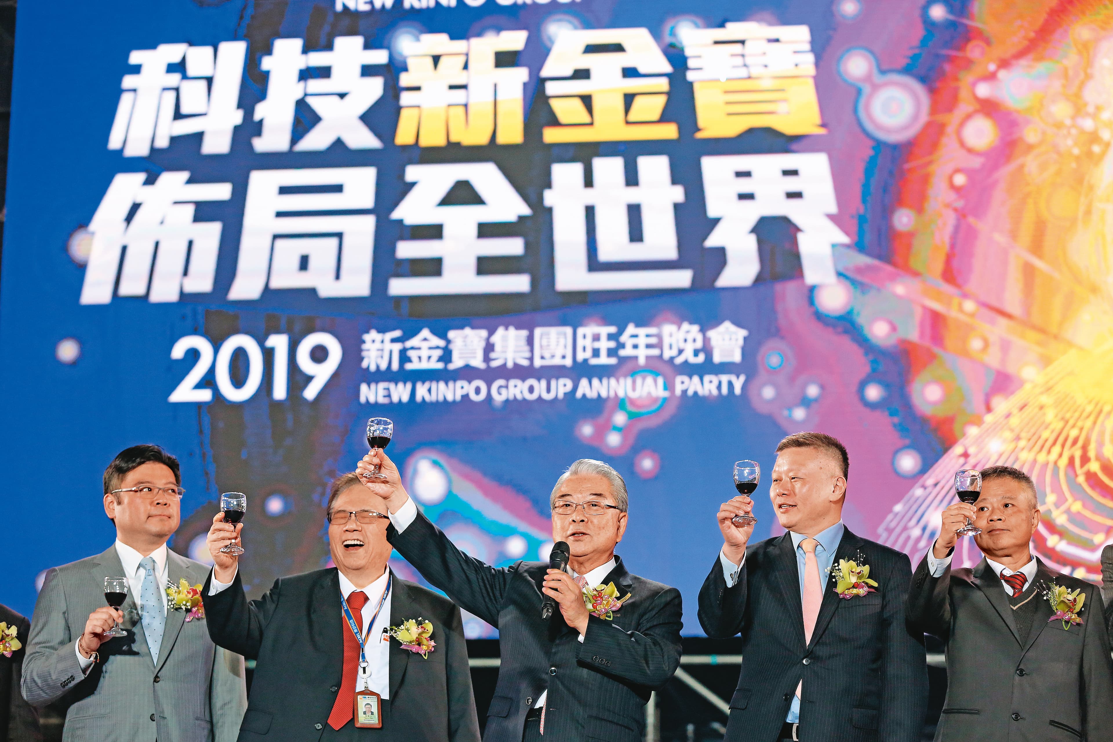 許介立的接班路崎嶇，之前金寶尾牙活動上，他站在舞台邊陲位置。