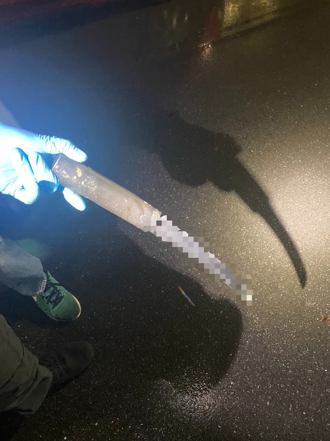 警方起出砍人用的尖刀。（萬華分局提供）