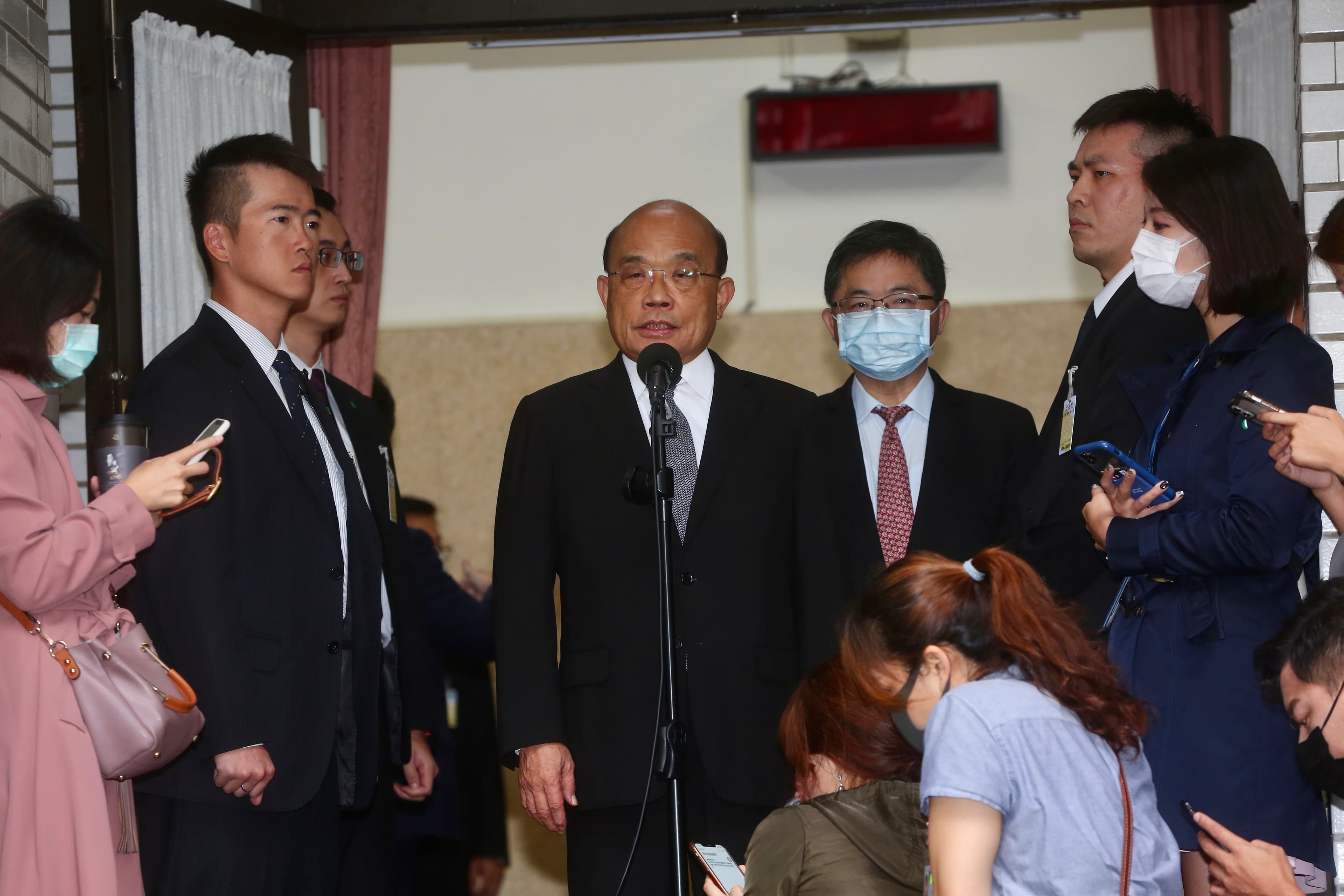 蘇貞昌對此回應，國民黨行徑是阻斷國人知的權利，令人遺憾。