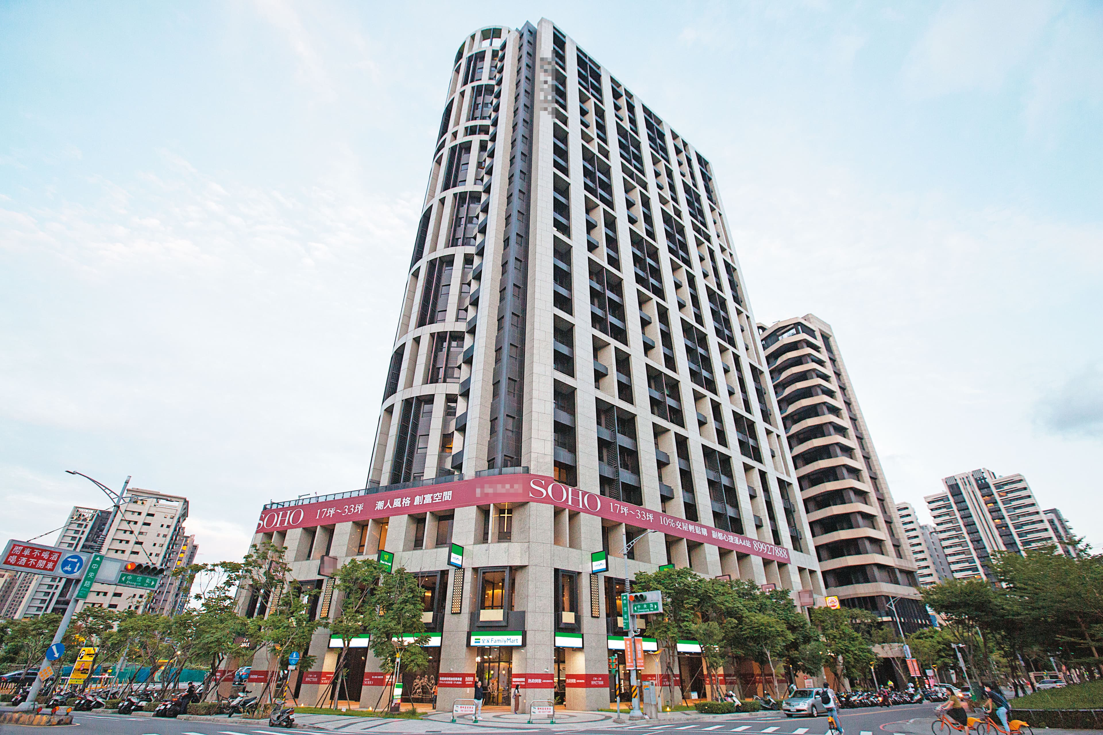 名檢劉承武在新北市新莊某社區大樓（圖）擔任管委會主委，引發多起爭議。