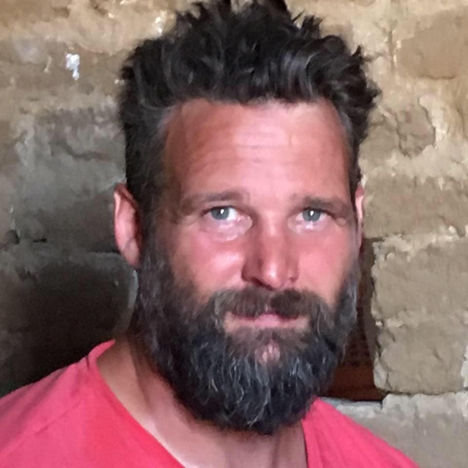 卡爾中獎和瘋狂買車故事曾被BBC拍成紀錄片。（翻攝Karl Crompton臉書）