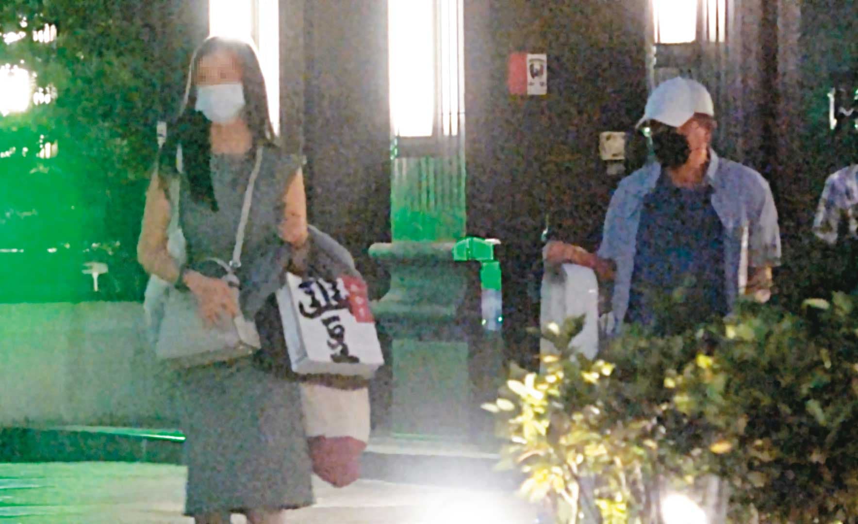 高志鵬（右）休假第一站就直奔三重接女友（左），2人大包小包提著名產、家用品，準備共享中秋天倫樂。