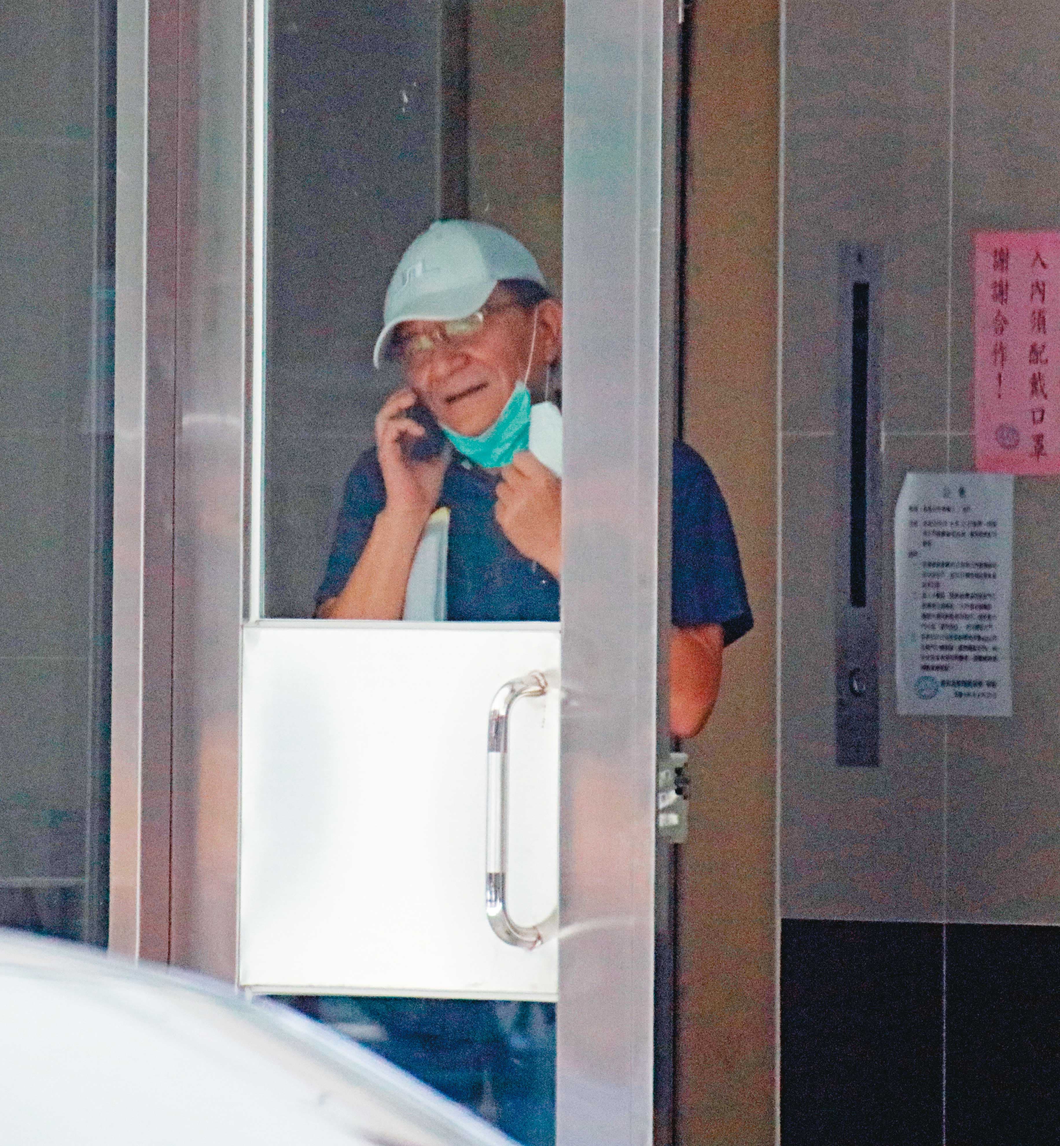 高志鵬休假期間也現身立法院旁、青島東路附近的大樓。