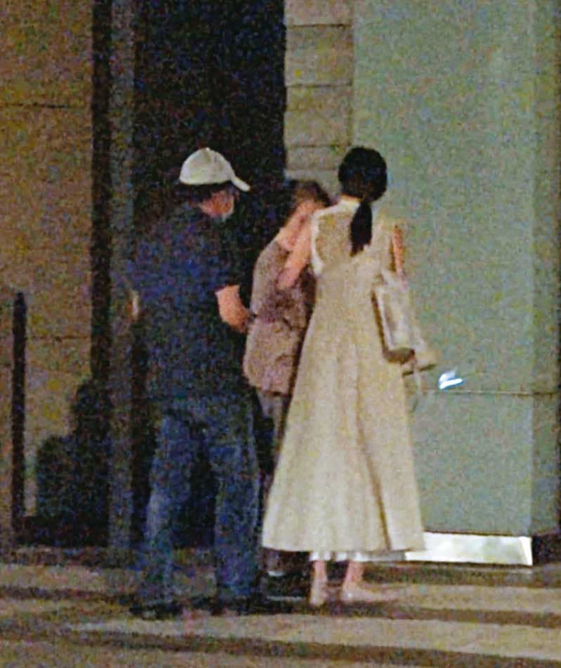 10/03 21：48 結束聚餐後返家，一下車高志鵬的女友便主動貼心攙扶高母進門，互動儼然一家人。