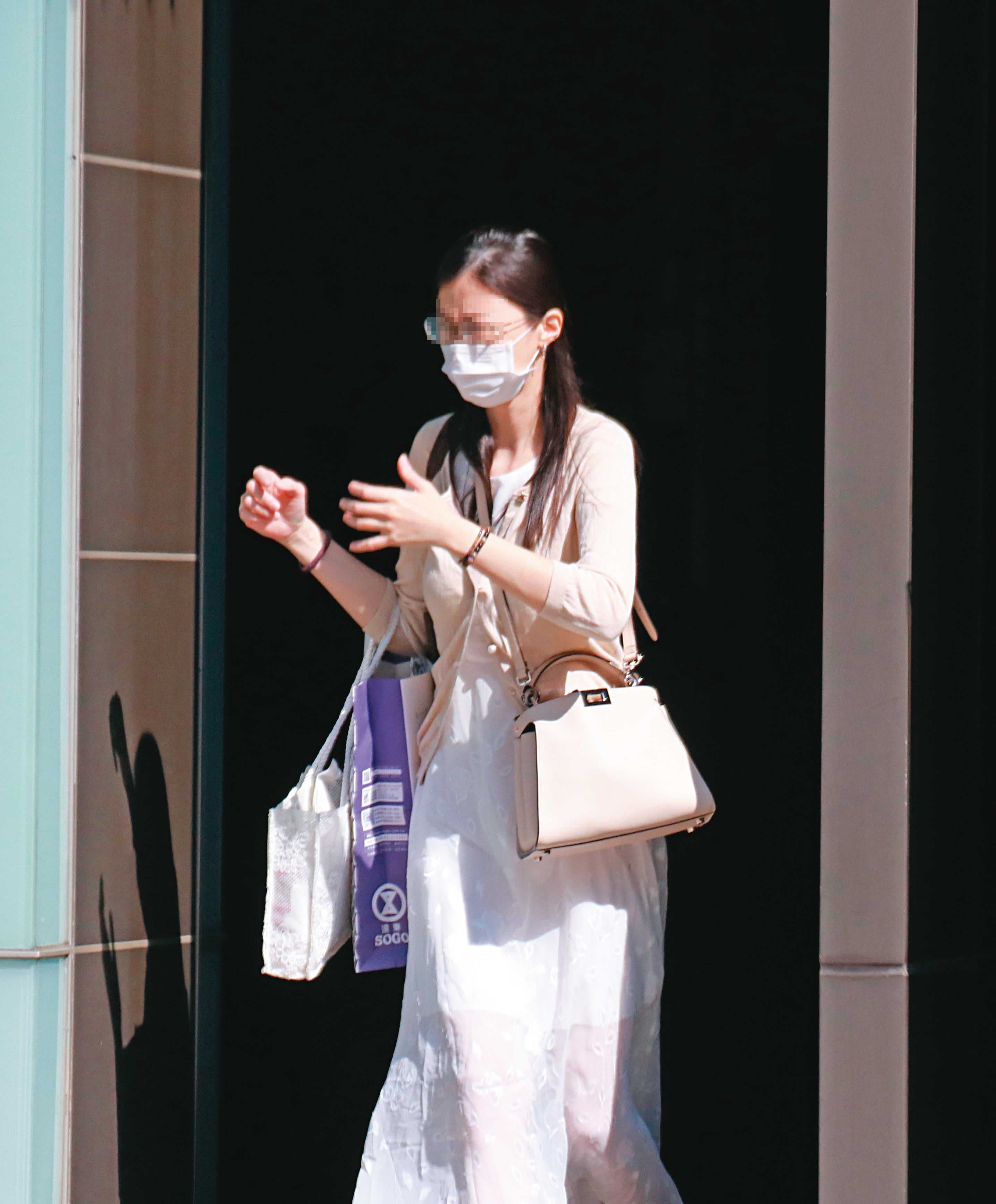 2020年10月4日14：09，高志鵬準備返回八德外役監時，女友一路相伴。