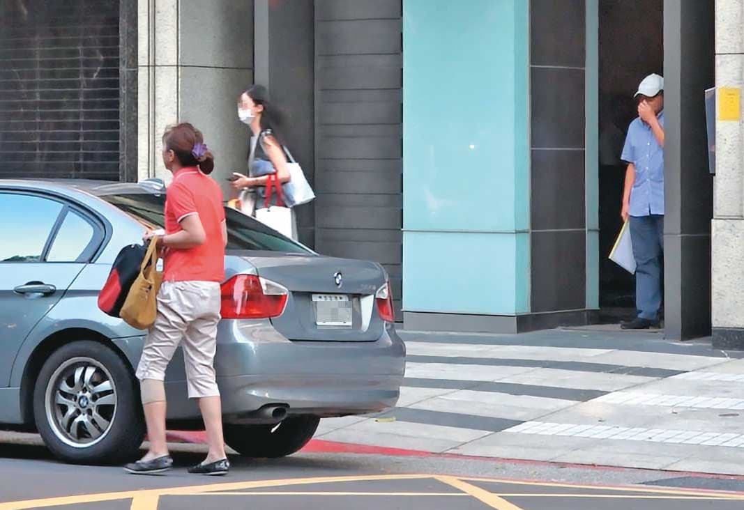 休假返家探親的高志鵬行動低調，他會待在一樓大廳先等女友出門，待5至10秒後才跟上，再搭同輛車離去。