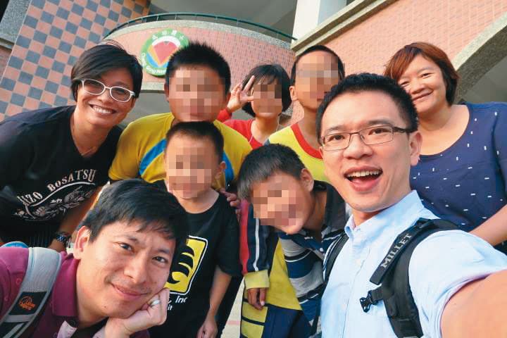 演講完，鄭智偉（前排右1）和同學、老師合照。他說，自己總在同學面前出櫃，「我希望讓同學看到，有一個活生生的人是同性戀，那你以後開玩笑要罵人『死gay』的時候，會有一點難開口說出來。」（鄭智偉提供）