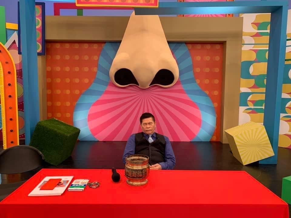 澎恰恰一連3天馬不停蹄工作，只能靠著空檔直接在攝影棚內打盹休息。（翻攝自澎恰恰的大鼻峒臉書）