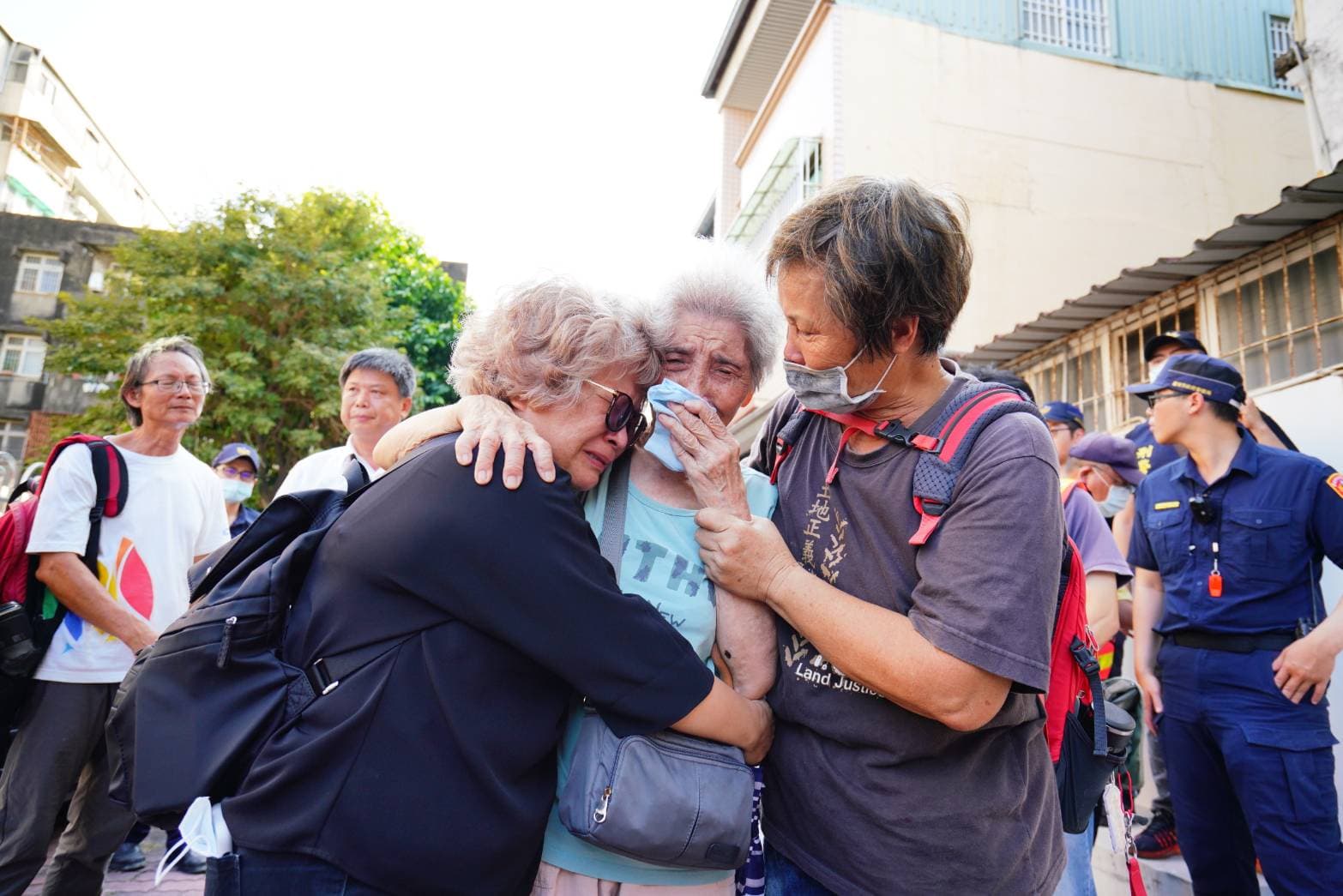 南鐵最後拒遷戶在怪手動工後悲痛離開家園，但許多聲援者仍不放棄抗爭。