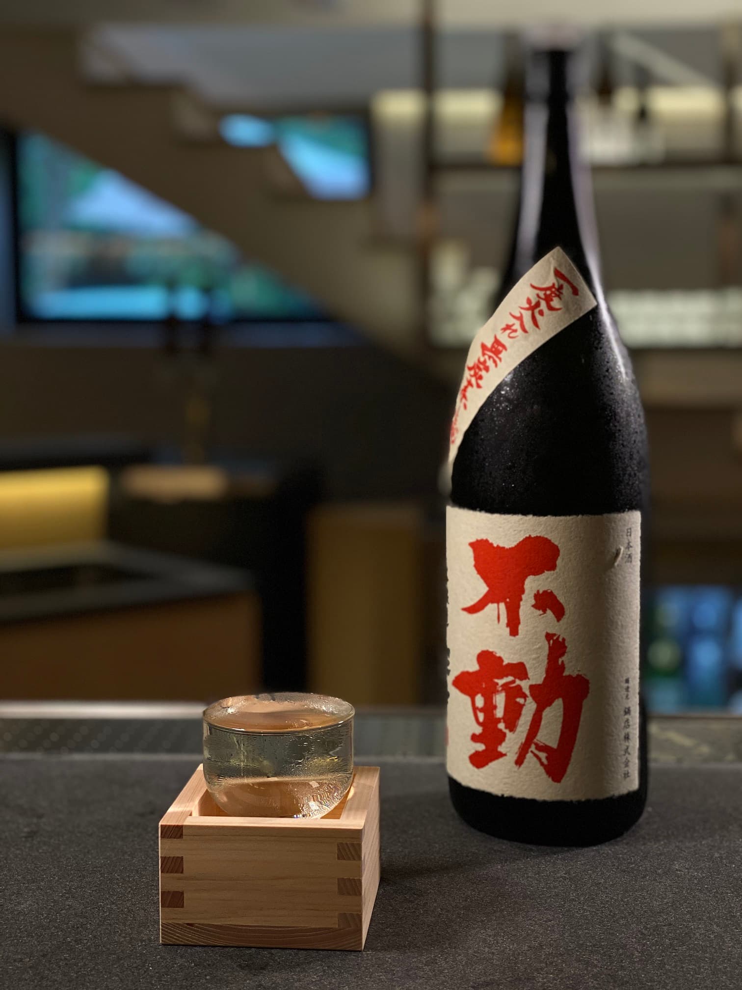 夜晚泡完湯來一杯清酒，非常享受。