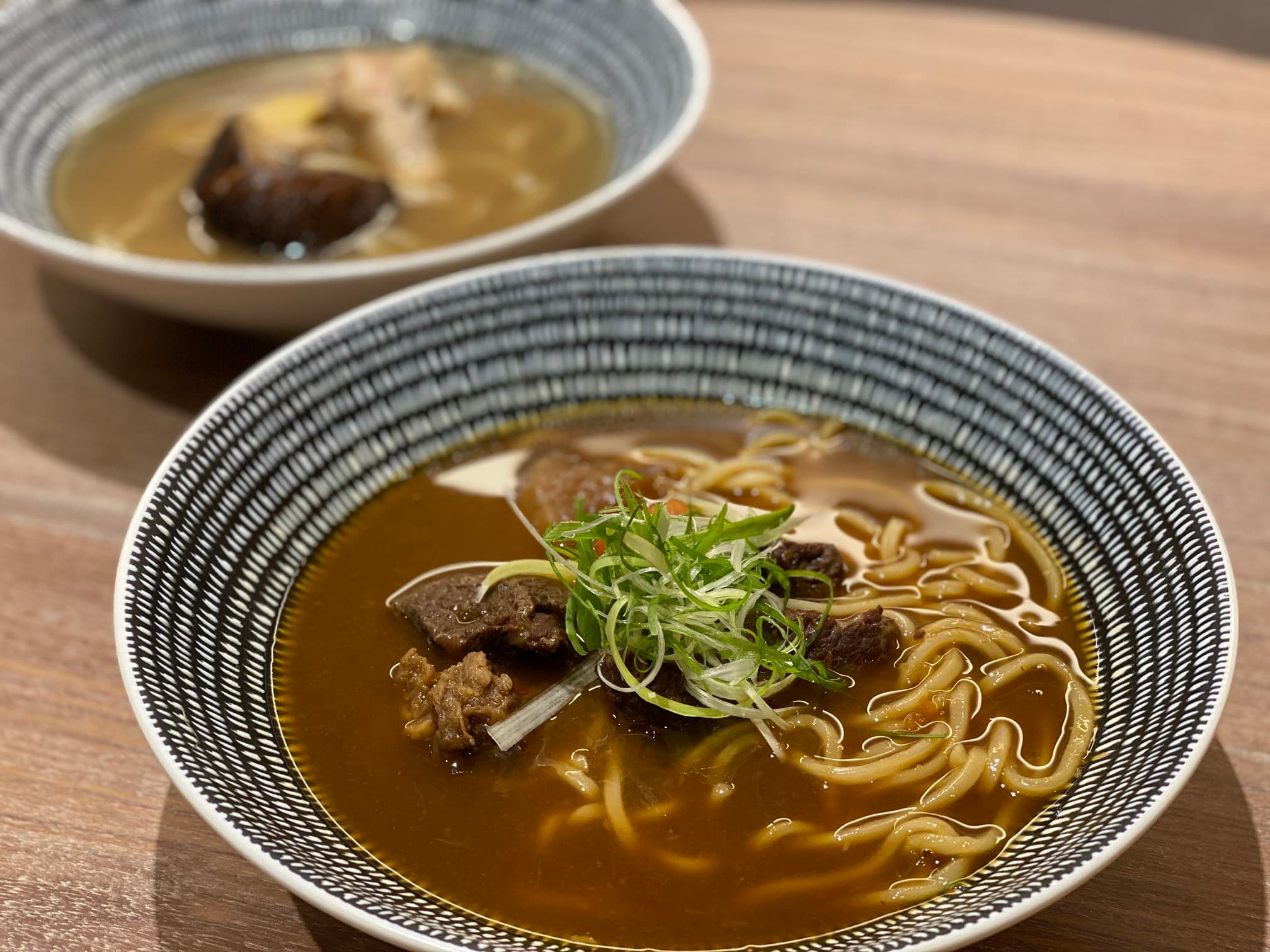 清酒吧提供雞白湯拉麵、牛肉麵等餐點。