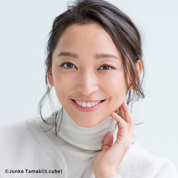 杏在被劈腿後果斷與東出昌大離婚。(翻攝自「TOP COAT」)