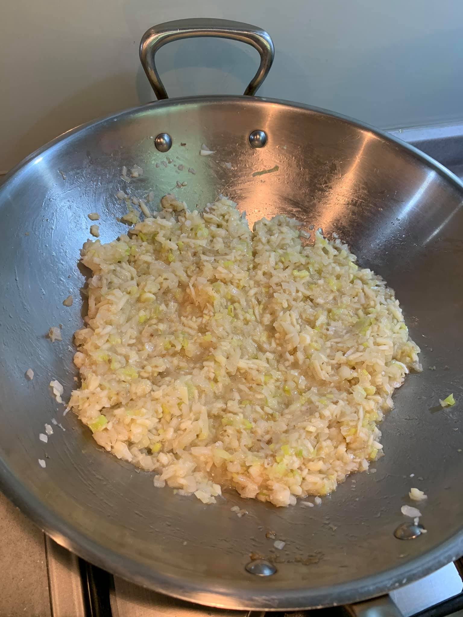 炒到辛香料變成金黃色。