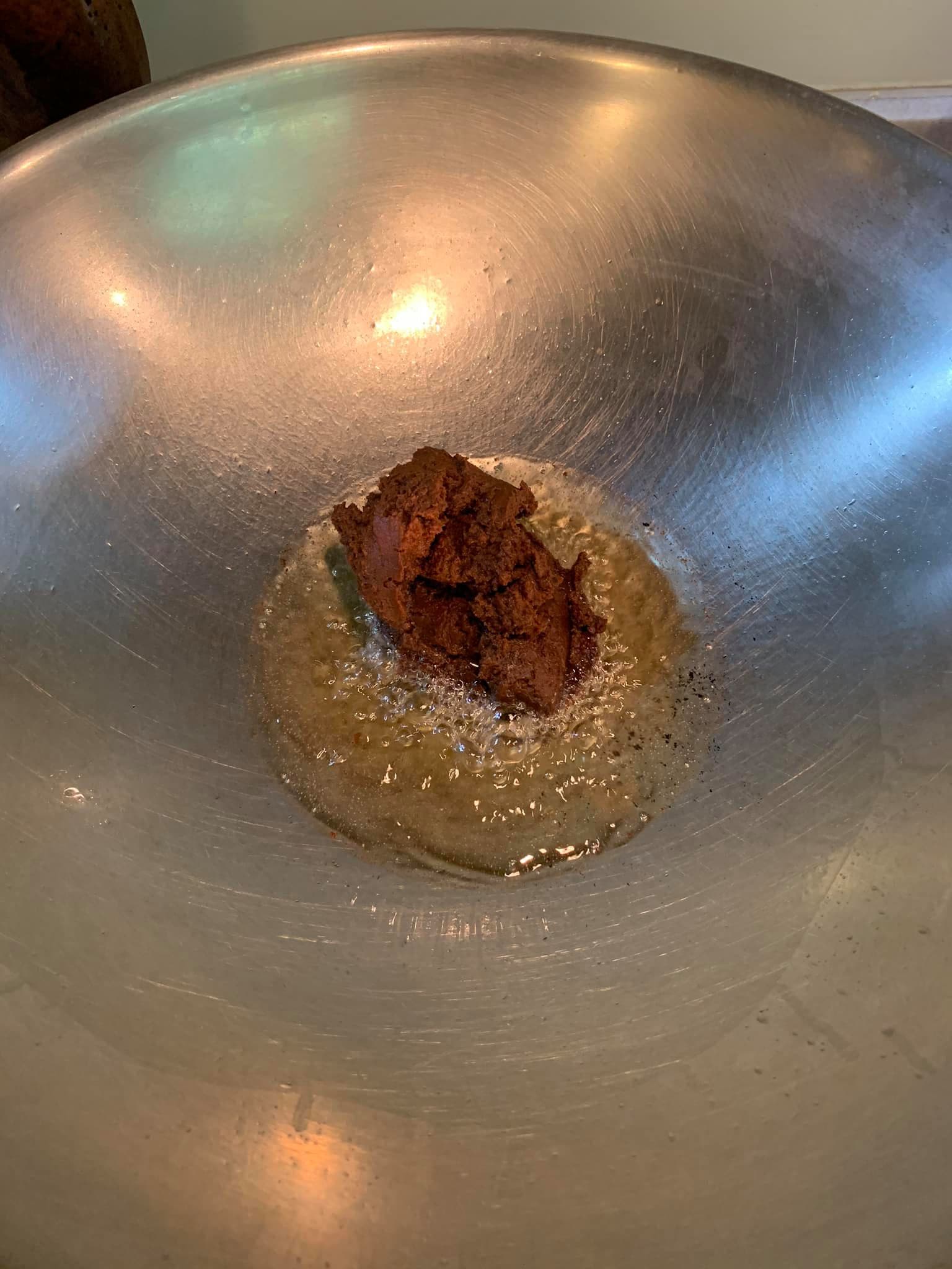 另起一鍋開始炸甜麵醬。