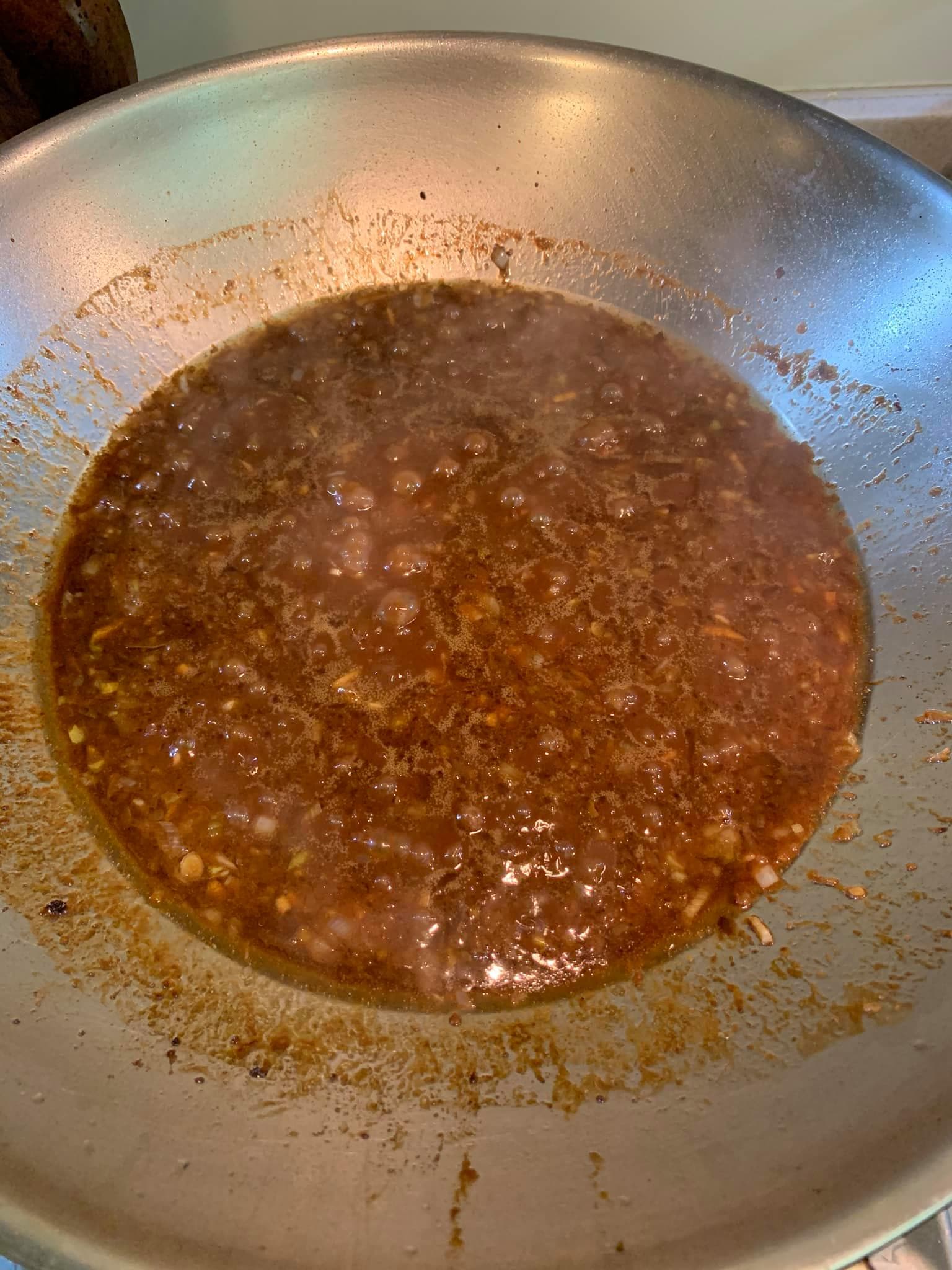 將炒好的辛香料加入醬汁一起煮。