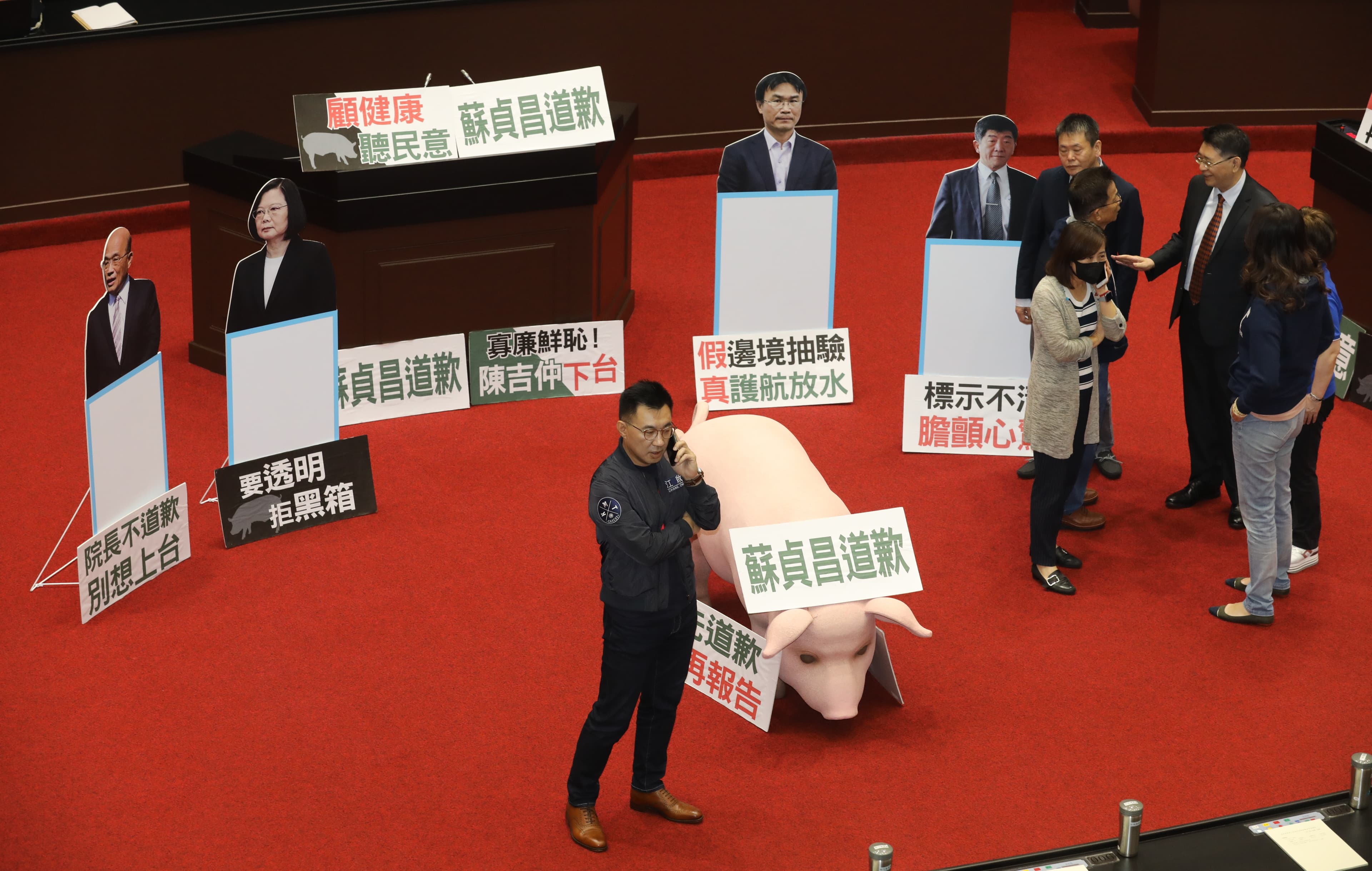 藍委搬出蔡英文、蘇貞昌、陳吉仲及衛福部長陳時中人形立牌，諷刺民進黨對美豬議題態度。