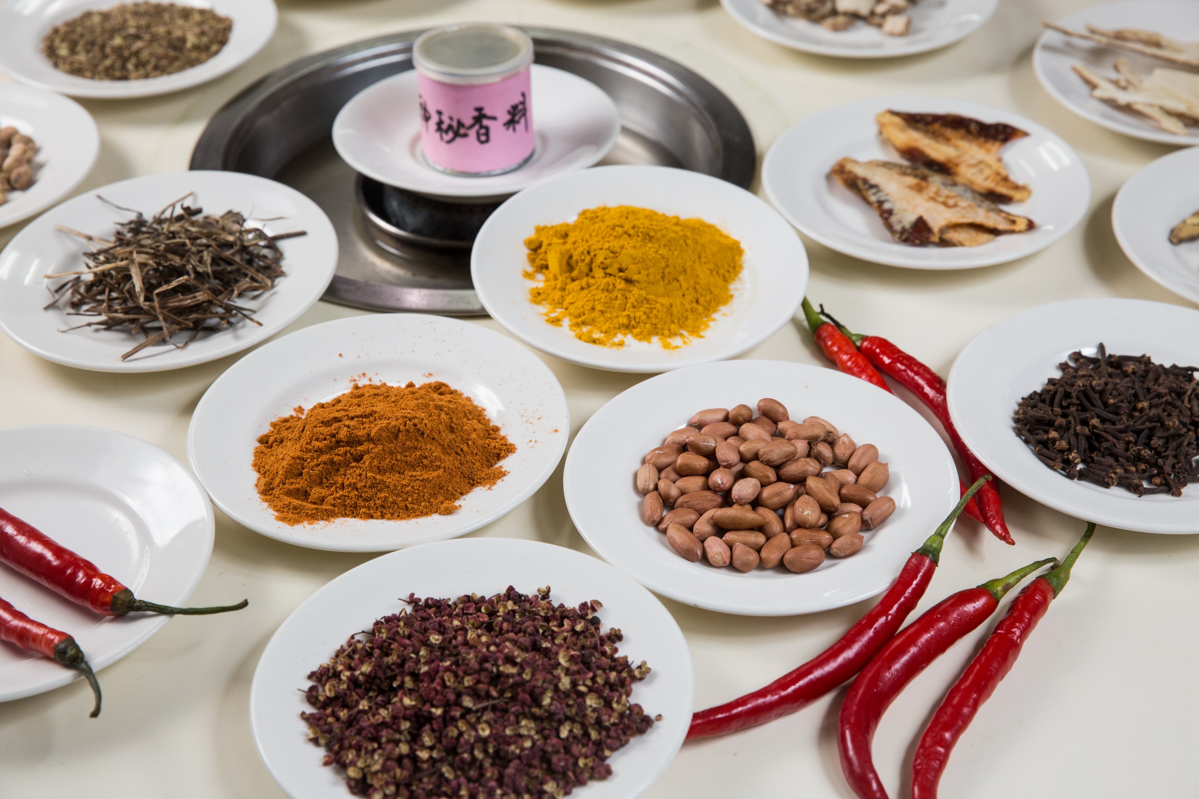 黃克記使用58種天然香料製作沙茶醬，為台灣沙茶醬始祖。