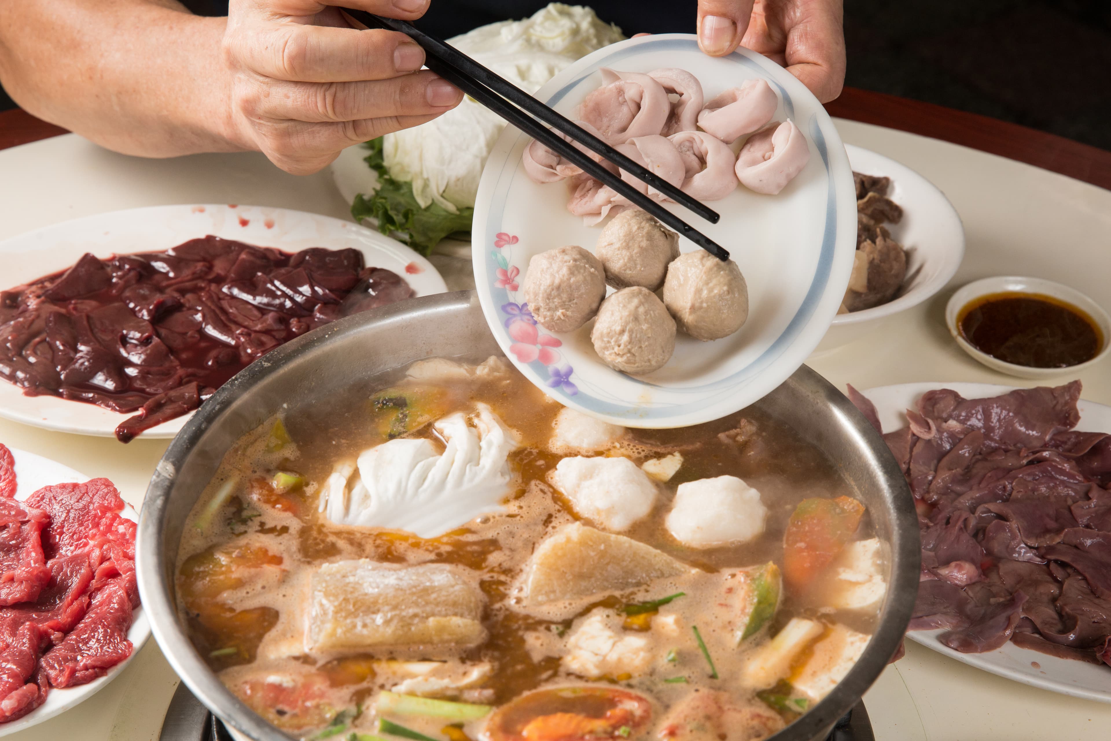 西市汕頭館的招牌料理為沙茶火鍋，提供豬肉、牛肉半筋半肉或清鍋底等選擇。（鍋底300元／2人份）