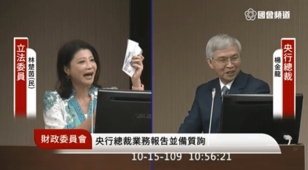 林楚茵實際拿錢包和紙鈔當場試塞，活潑表現讓楊金龍忍不住笑場。（翻攝自國會頻道）
