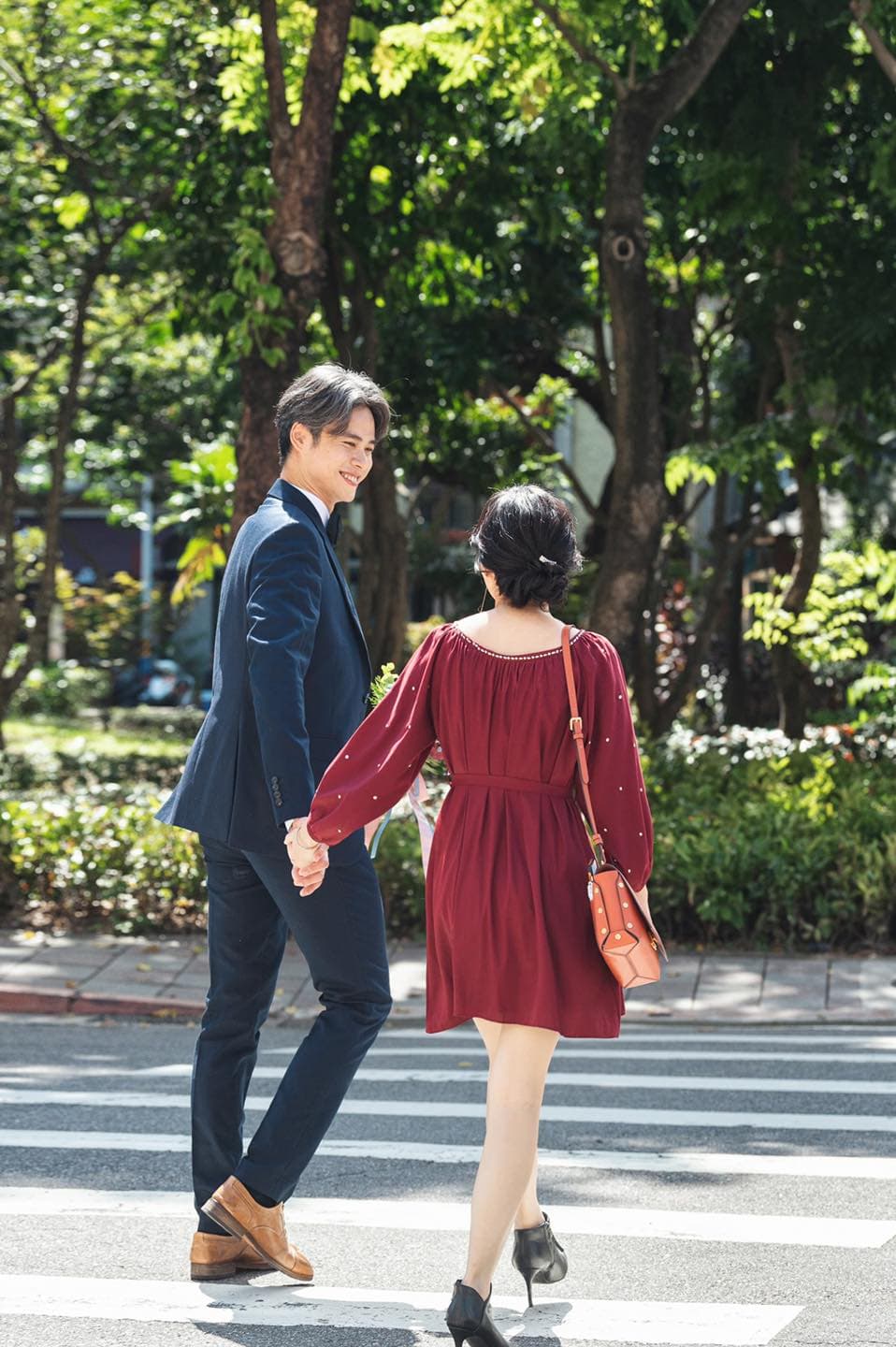 吳定謙牽著老婆的手，甜蜜回眸一笑。（翻攝自吳定謙臉書）