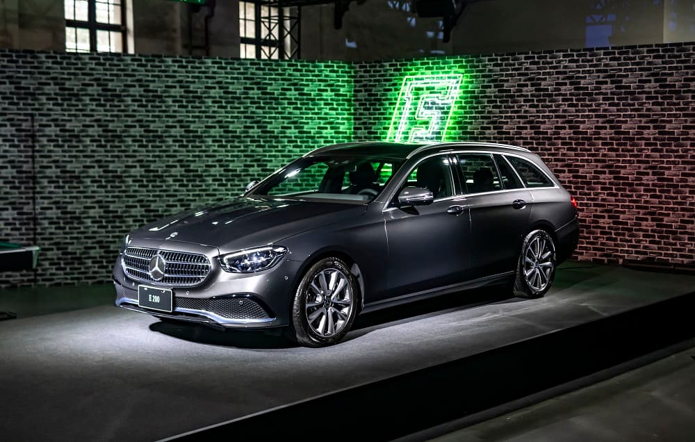 E-Class 旅行車後驅轎式休旅特有的長車頭展現獨特美感。（台灣賓士提供）