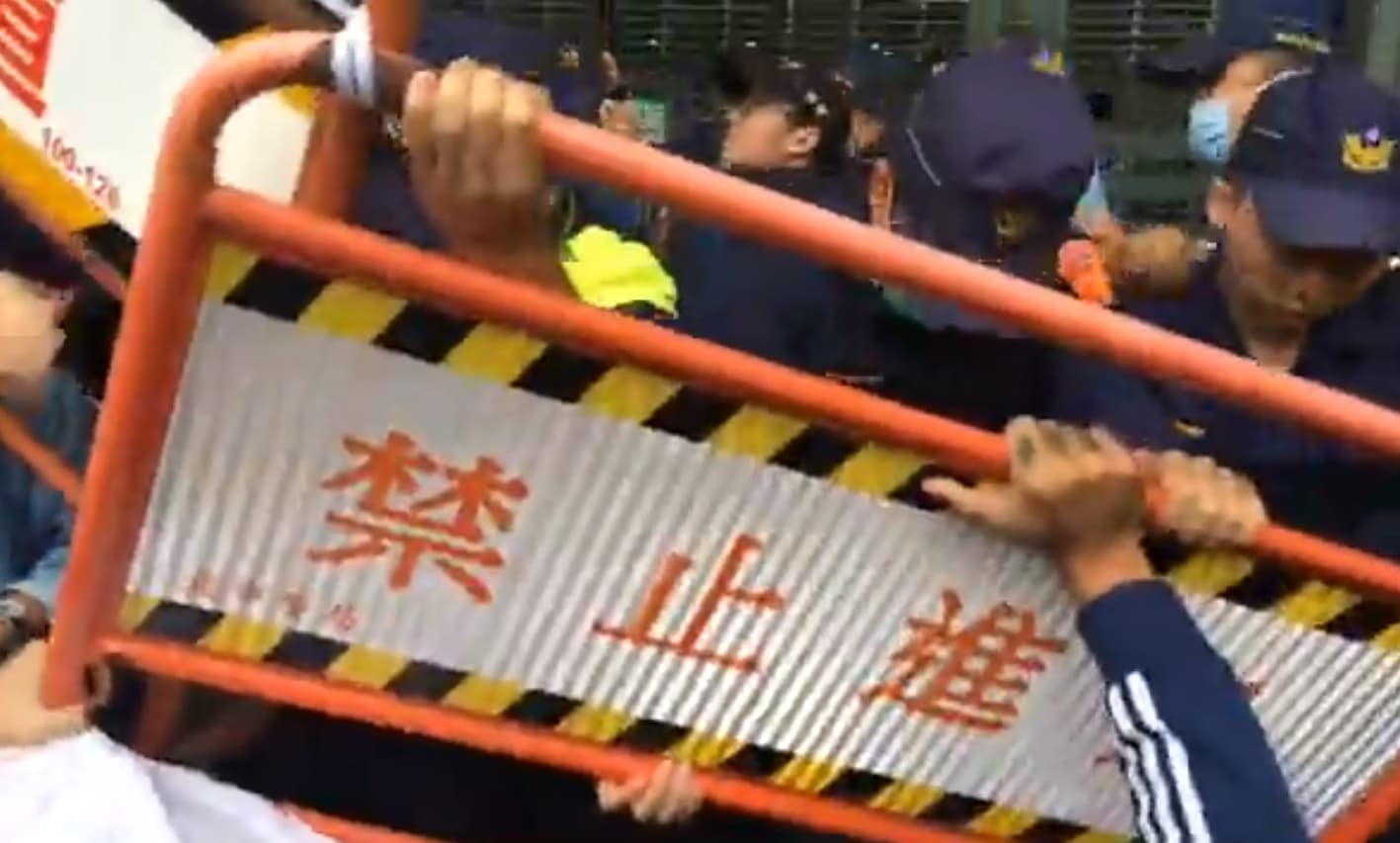 有抗議學生試圖搬開拒馬衝進交通部,遭警方擋下,雙方爆發衝突。(翻攝自臉書「公民實況轉播組」)