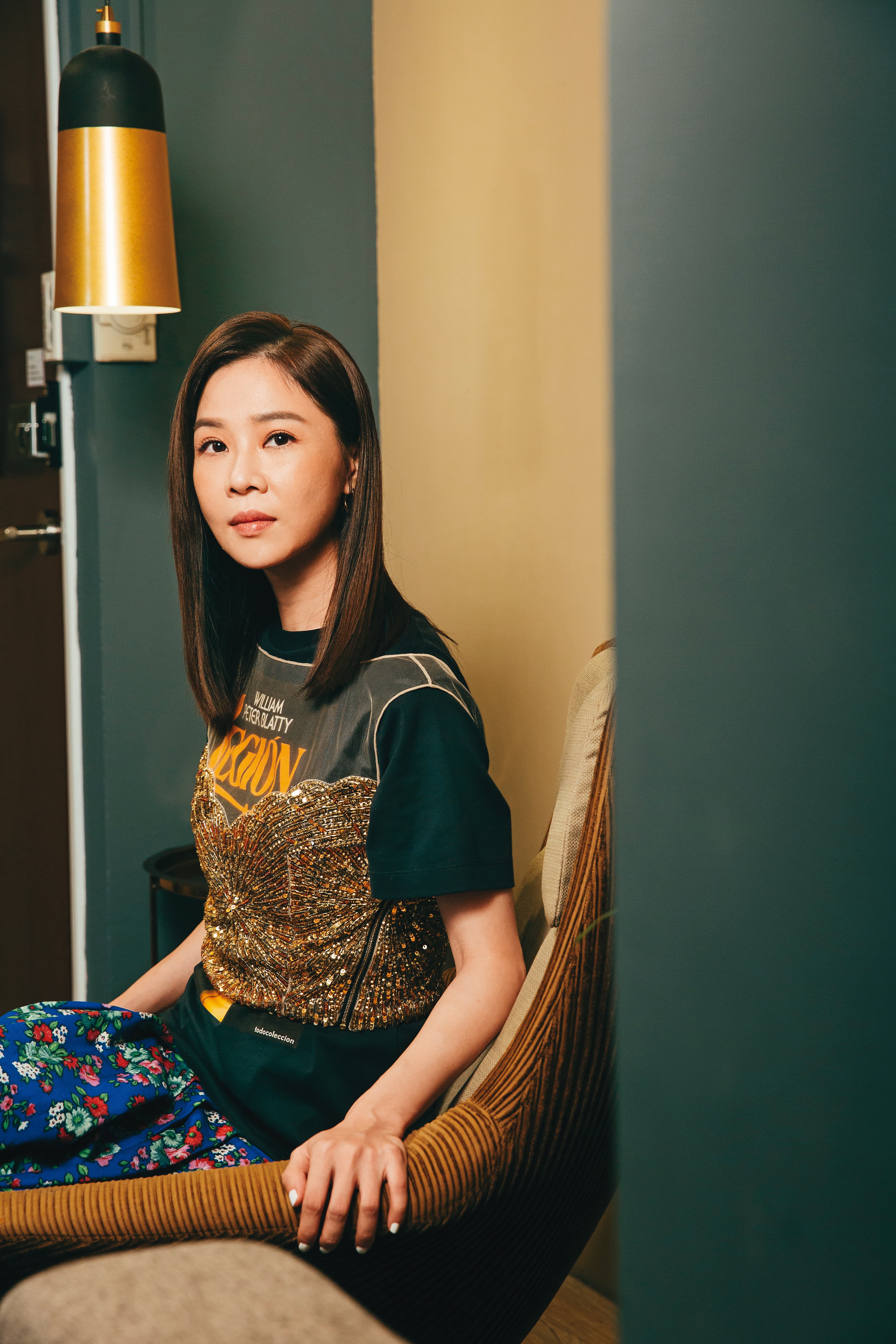 謝盈萱這兩年成影視大紅人，她熱愛演戲，愛的是戴上面具演別人；下了戲不習慣成為焦點，因為對自己不太確定。