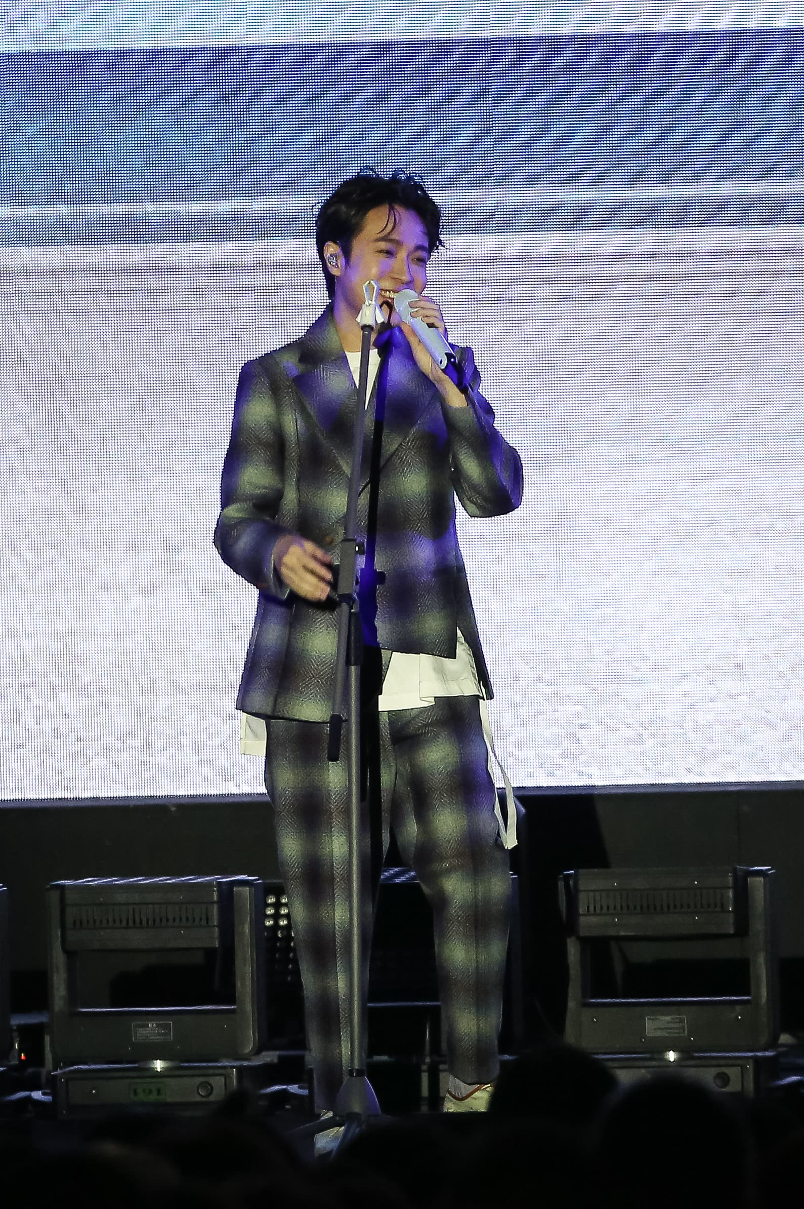吳青峰以融合搖滾、黃梅調及另類民謠等多種曲風的歌曲〈費洛蒙小姐〉開場。