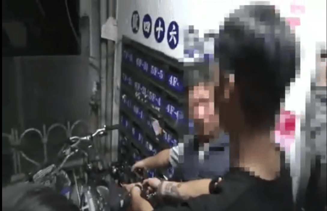 警方將莫嫌帶回現場模擬逃逸路線。（翻攝畫面）