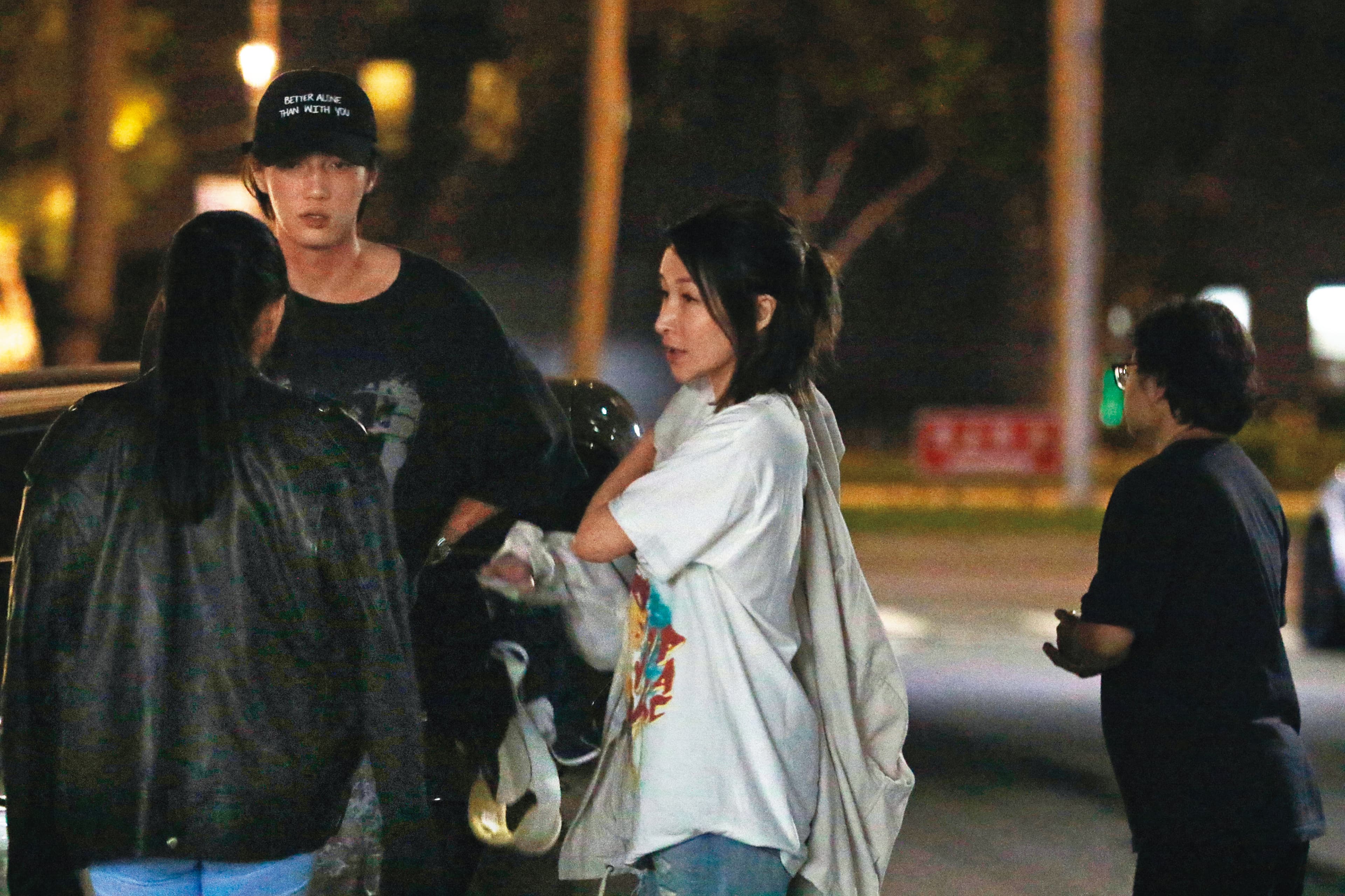 宅家裡許久的蕭亞軒（右），日前被本刊直擊外出伴友吃火鍋。左為黃皓。