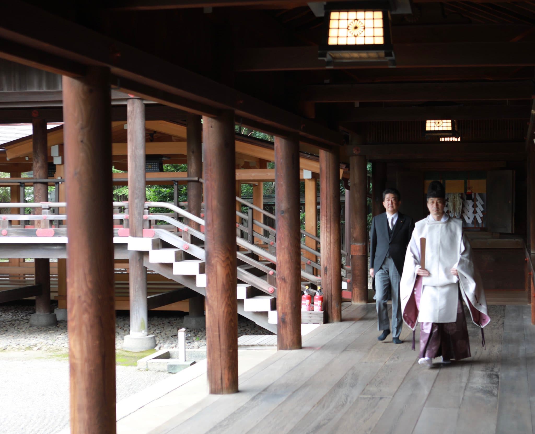 安倍晉三今日再度參拜靖國神社，圖為安倍上月19日參拜畫面。（翻攝自安倍晉三推特）